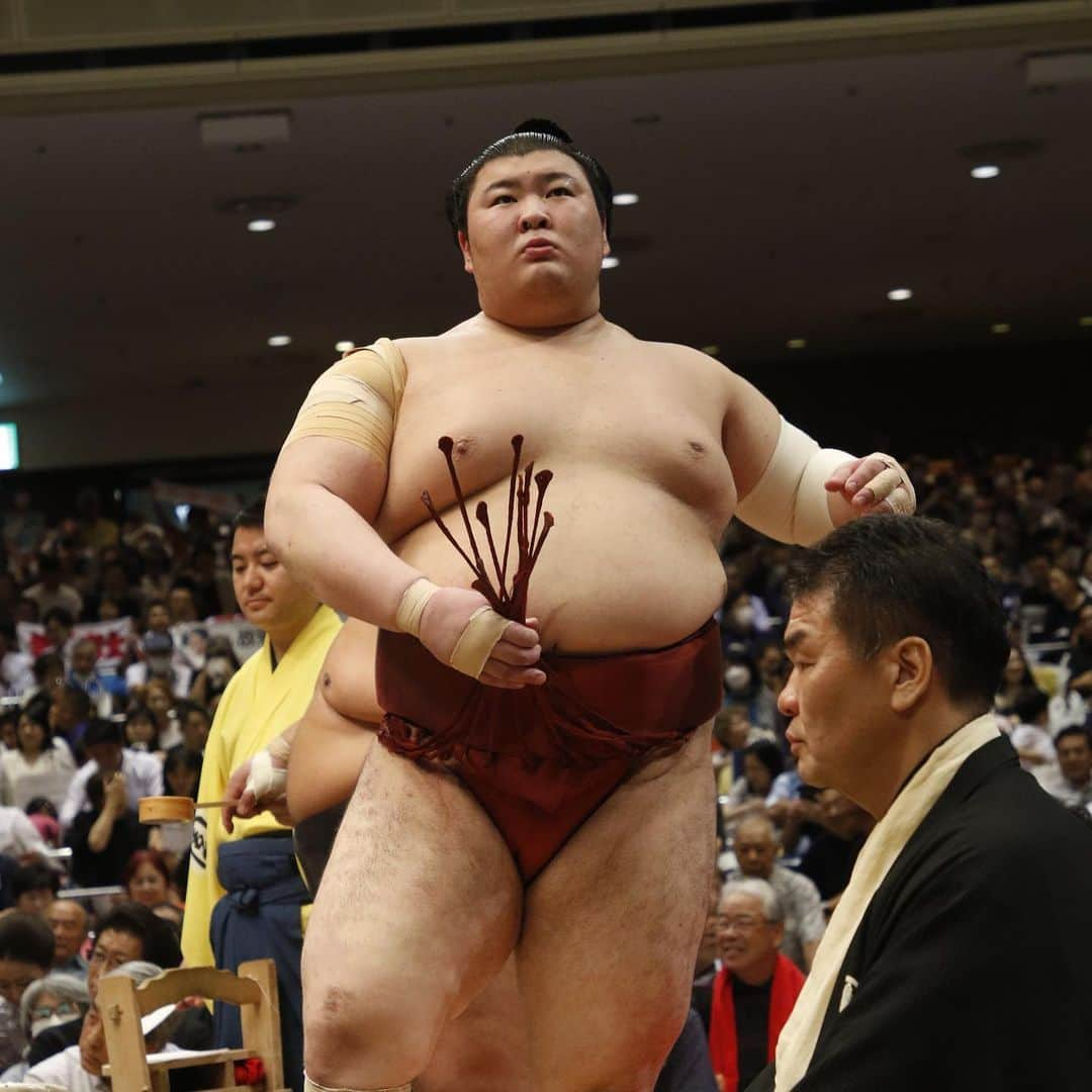 日本相撲協会さんのインスタグラム写真 - (日本相撲協会Instagram)「大相撲九月場所十二日目！ #大栄翔 が単独トップの#熱海富士 を破って勝ち越しを決めた。 2敗となった熱海富士を3敗の#貴景勝 と#髙安 が追う展開に。  十両優勝争いは、 1敗:#一山本  2敗:#大の里  4敗:#友風 #欧勝馬 #東白龍 #美ノ海   @sumokyokai  #大相撲 #sumo #相撲 #力士 #お相撲さん #japanphoto #sumowrestlers #japanculture #満員御礼 #国技館 #両国国技館 #九月場所 #秋場所」9月22日 8時46分 - sumokyokai