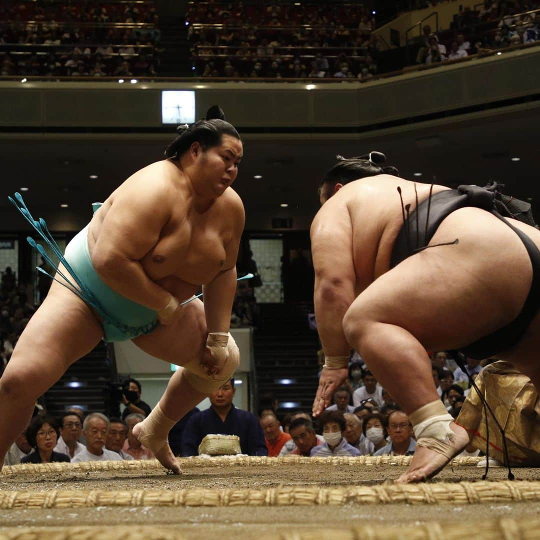 日本相撲協会さんのインスタグラム写真 - (日本相撲協会Instagram)「大相撲九月場所十二日目！ #大栄翔 が単独トップの#熱海富士 を破って勝ち越しを決めた。 2敗となった熱海富士を3敗の#貴景勝 と#髙安 が追う展開に。  十両優勝争いは、 1敗:#一山本  2敗:#大の里  4敗:#友風 #欧勝馬 #東白龍 #美ノ海   @sumokyokai  #大相撲 #sumo #相撲 #力士 #お相撲さん #japanphoto #sumowrestlers #japanculture #満員御礼 #国技館 #両国国技館 #九月場所 #秋場所」9月22日 8時46分 - sumokyokai