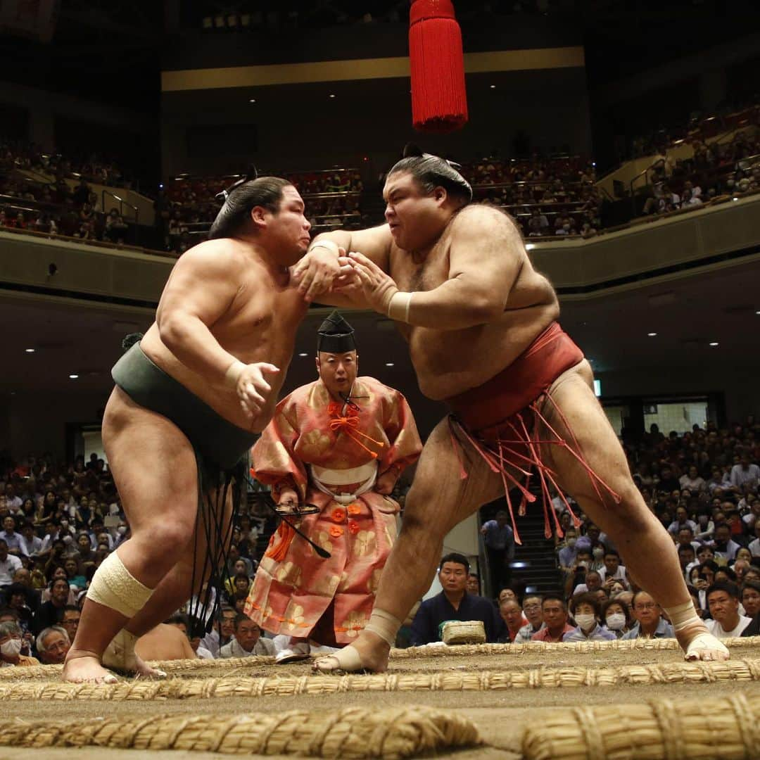 日本相撲協会さんのインスタグラム写真 - (日本相撲協会Instagram)「大相撲九月場所十二日目！ #大栄翔 が単独トップの#熱海富士 を破って勝ち越しを決めた。 2敗となった熱海富士を3敗の#貴景勝 と#髙安 が追う展開に。  十両優勝争いは、 1敗:#一山本  2敗:#大の里  4敗:#友風 #欧勝馬 #東白龍 #美ノ海   @sumokyokai  #大相撲 #sumo #相撲 #力士 #お相撲さん #japanphoto #sumowrestlers #japanculture #満員御礼 #国技館 #両国国技館 #九月場所 #秋場所」9月22日 8時46分 - sumokyokai