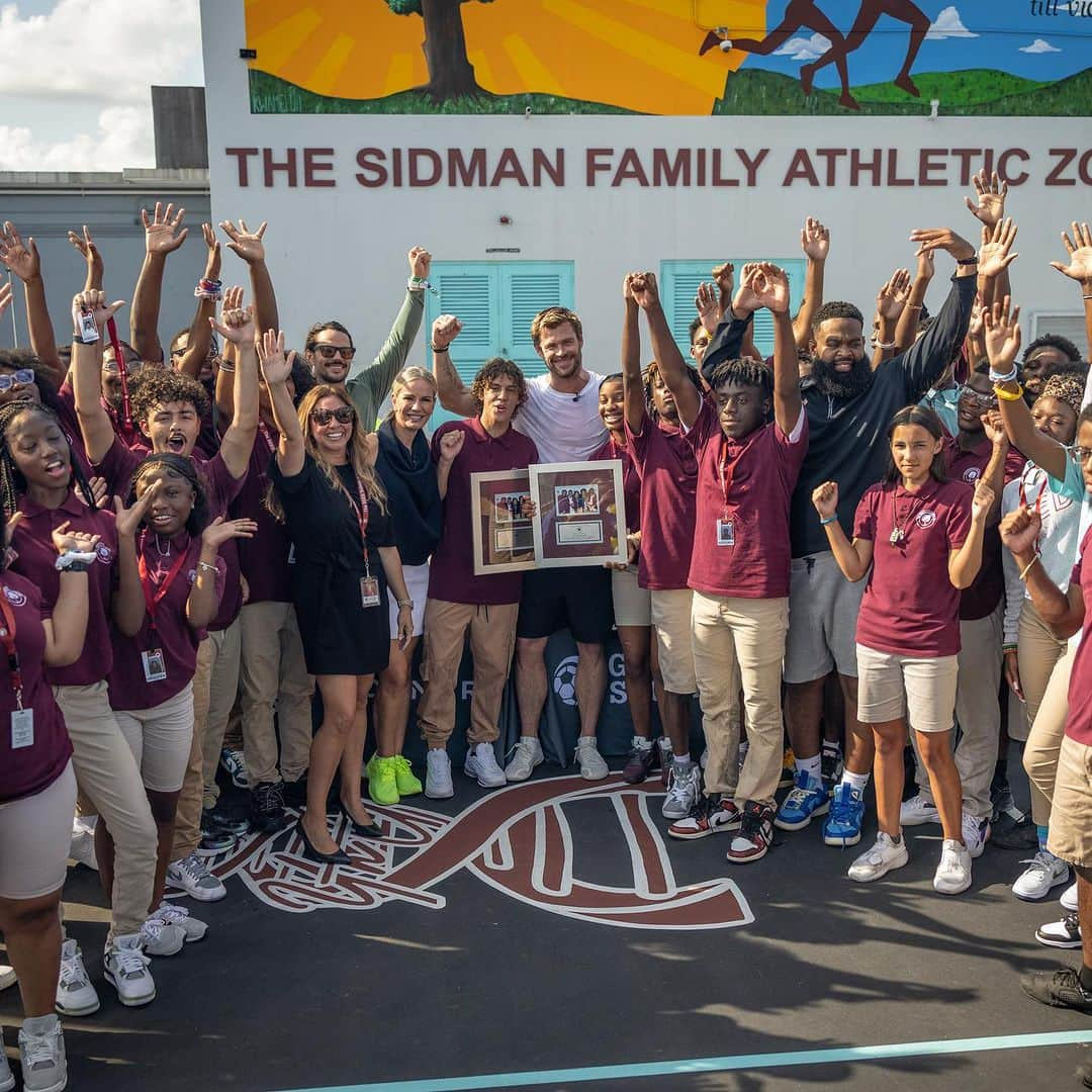 クリス・ヘムズワースのインスタグラム：「Last week, the @centrfit team and I surprised @seedmiami to celebrate another Moves that Matter milestone - a game-changing donation that included new fitness accessories, equipment, and gear to support the students' fitness journey throughout the school year and beyond.  Every minute you spent training, cooking, and meditating with Centr this year has turned into a powerful donation through @goodsportsinc to help kids access the sports they love and build healthy habits that will last a lifetime.  We couldn't be more grateful for your support, now let's hit our next milestone of 200 million active minutes together, helping over 28,000 active kids!」