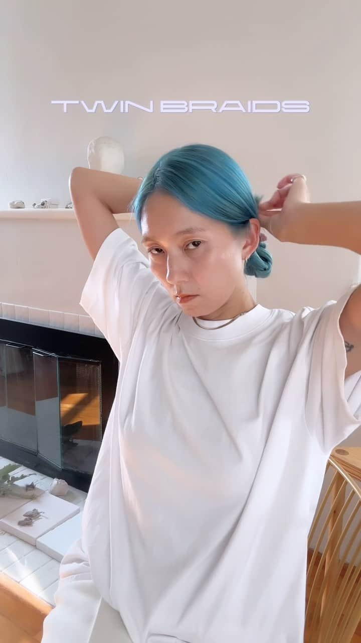 三苫愛のインスタグラム：「@pluietokyo @pluiehair のノーべバレッタを使ったアレンジです。2つ目は1つ目の応用なので、簡単にできます☁️🤍」