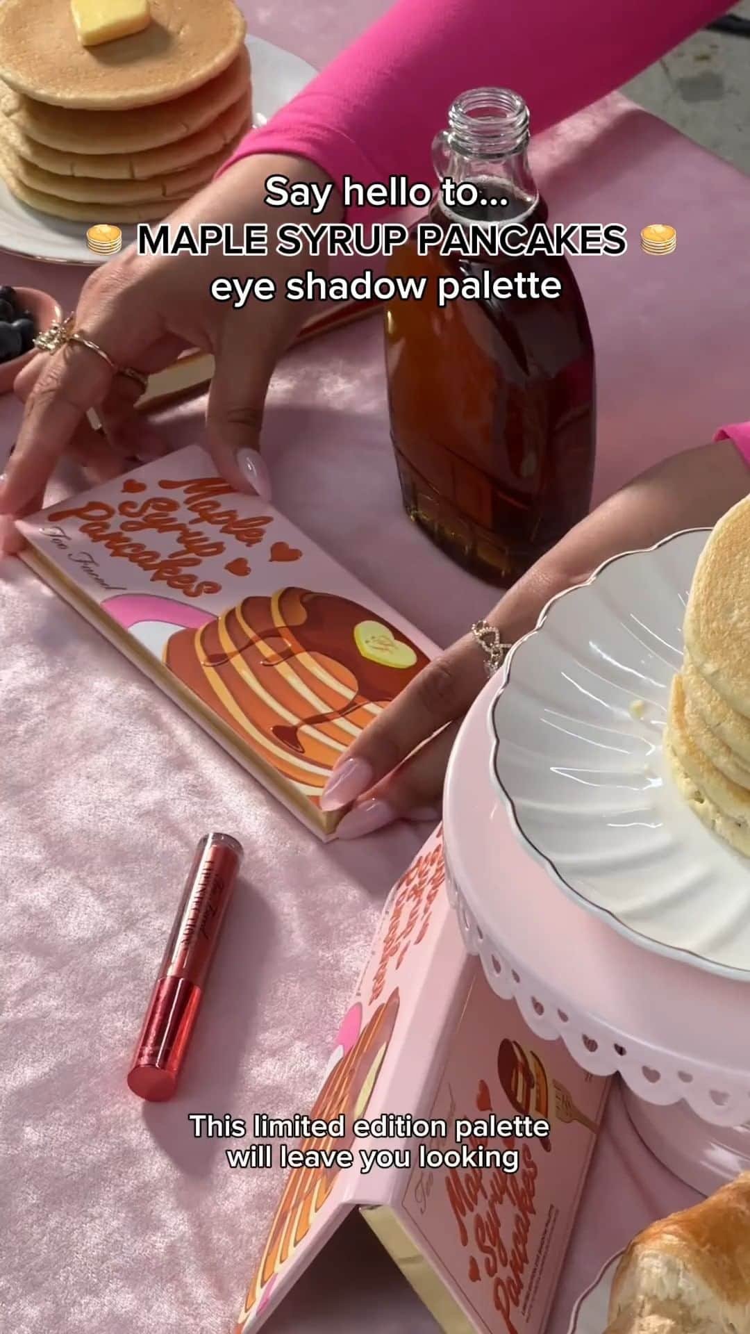 Too Facedのインスタグラム：「Get it while it’s hot! ✨🥞 Our NEW limited edition Maple Syrup Pancakes Eye Shadow Palette has 18 sumptuous shades ranging from buttery mattes to sizzling metallics 🤩 Tap to shop! 🤎 #toofaced #tfcrueltyfree」