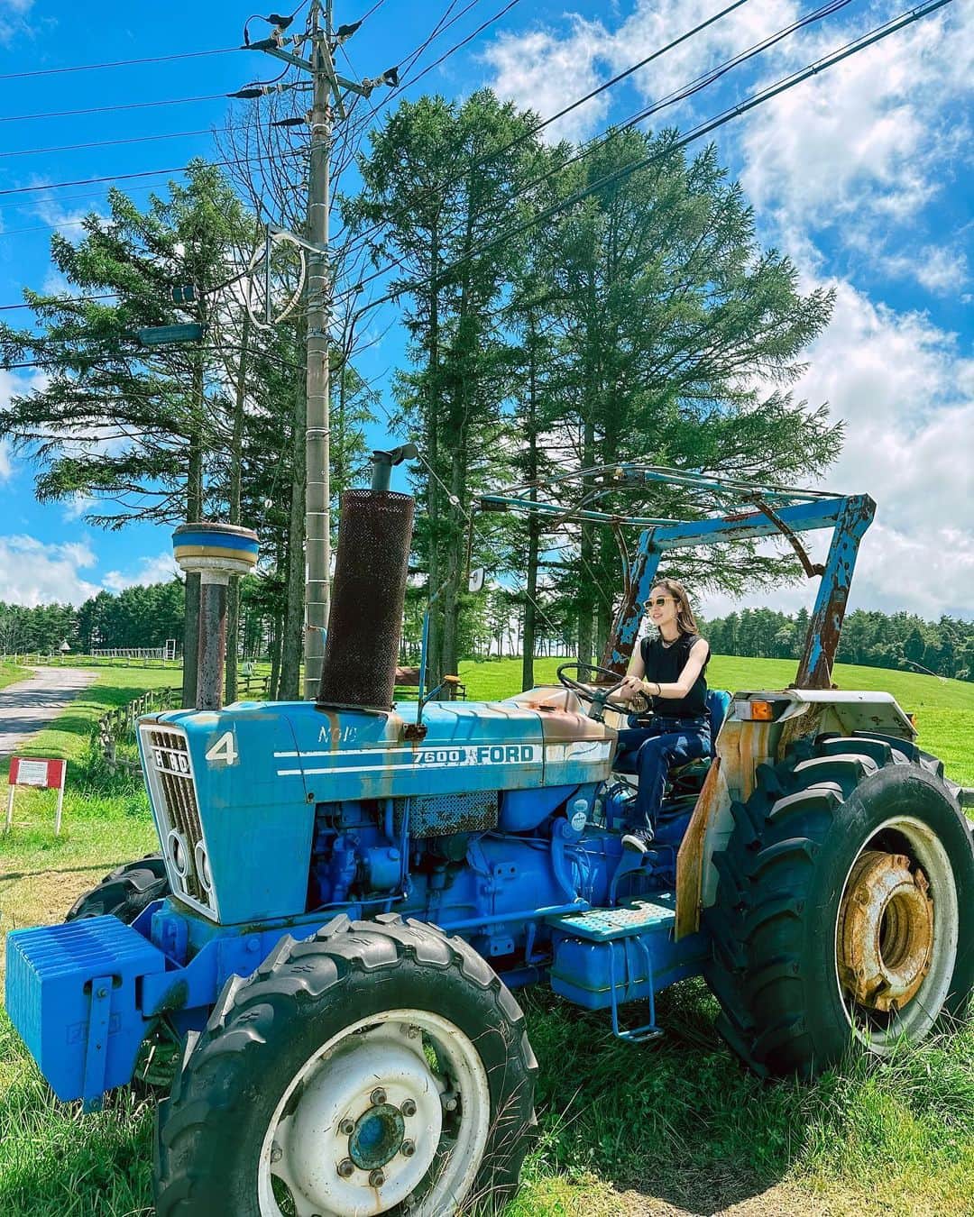 鮎川桃果のインスタグラム：「🚙🌞☁️」