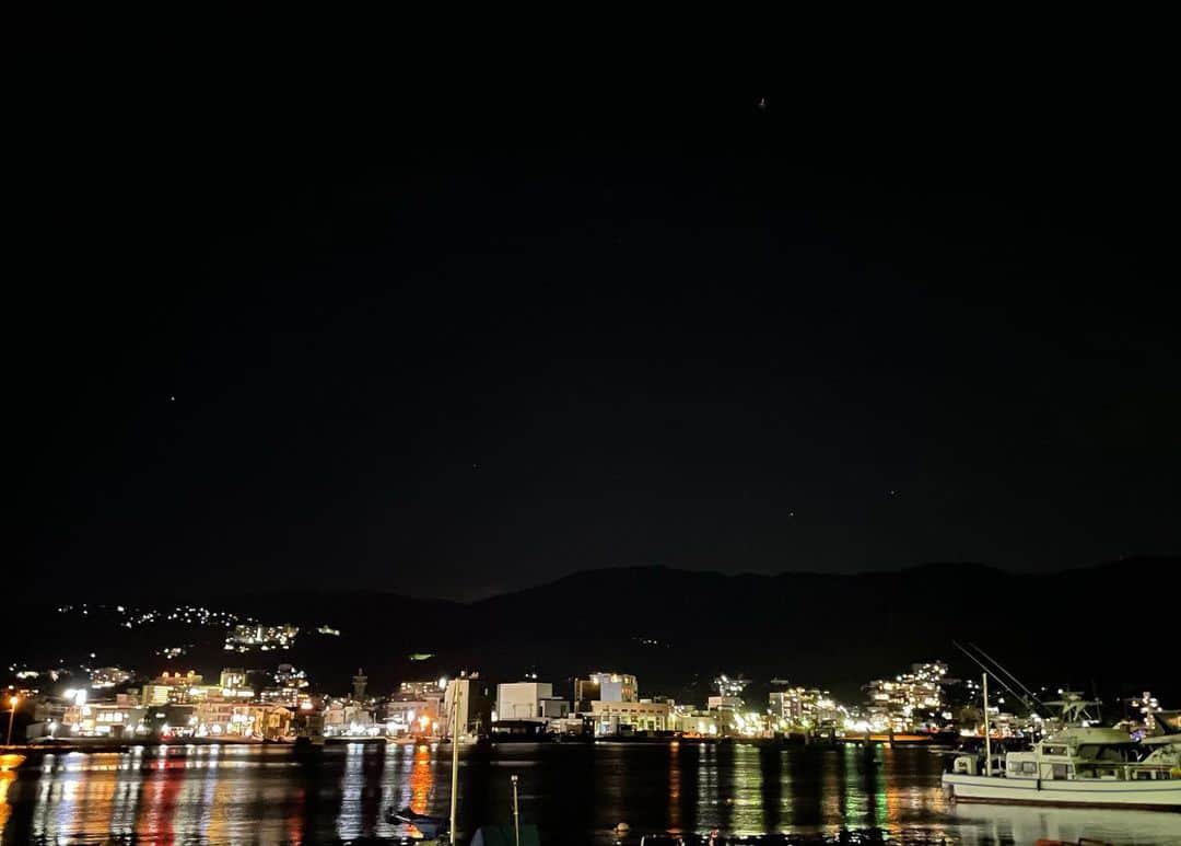 さんのインスタグラム写真 - (Instagram)「夜の港に映る街明かり。  #伊東市 #伊東の暮らし #伊東のいいとこ #わたしといとうと #海 #海のある生活  #ito #izu #sea #sealife #japanview」9月22日 9時03分 - fujimoriai