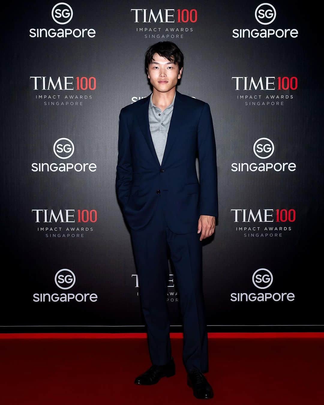 アレックス・シブタニのインスタグラム：「Wrapped up an amazing week in Singapore with the TIME100 Impact Awards & F1 Singapore GP.   Congratulations to @kehuyquan, @ericnam, @lizwathuti, @ayushmannk, and @zainabsalbi on their awards and recognition for their advocacy and impact. Special shout-out to Eric who cheered us on at the 2018 Olympics in PyeongChang. It was awesome to be there to clap very loudly (but appropriately so) for him.  It was also my first time attending an F1 race and I feel so fortunate to have seen the sport live on the Marina Bay Street Circuit - I was absolutely blown away by the spectacle. After meeting @zbrownceo earlier in the week, I was also happy to see @mclaren come away with a podium finish. Congrats to all of the drivers and teams.  Thank you, @goldhouseco, @milkeninstitute, and @time for an incredible week. Hope to be back in Singapore again very soon.   @f1 @f1nightrace #SingaporeGP #F1NightRace #GoldBridge #MIGlobal  Wearing: @ralphlauren」