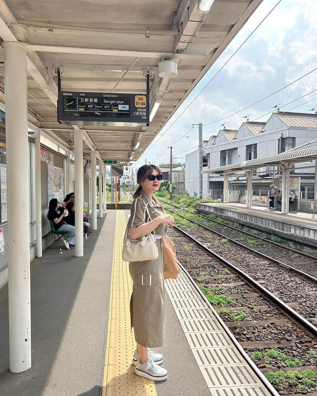 Vicky Shuさんのインスタグラム写真 - (Vicky ShuInstagram)「Diculik @hitori.hiroyuki Blusukan ke Shofuku-Den ( Gotokuji ) atau yang dikenal juga sebagai Manekineko Temple yang ada Setagaya City..  Jadi awal mula dibangun Temple ini konon ceritanya, pada suatu hari, seorang raja dalam perjalanan kembali dari berburu diberi isyarat oleh seekor kucing di gerbang kuil dan memutuskan untuk mampir. Saat menghabiskan waktu di kuil, tiba-tiba terdengar guntur dan hujan mulai turun. Setelah keluar dari hujan petir dan mengobrol menyenangkan dengan pemimpin kuil, sang raja terkesan dengan keberuntungan yang dibawa kucing itu. Penguasanya adalah Naotaka Ii, penguasa wilayah Hikone.  #perjalananvickyshu #japan #manekineko  #setagaya #gotokuji #shofukuden」9月22日 9時04分 - vickyshu