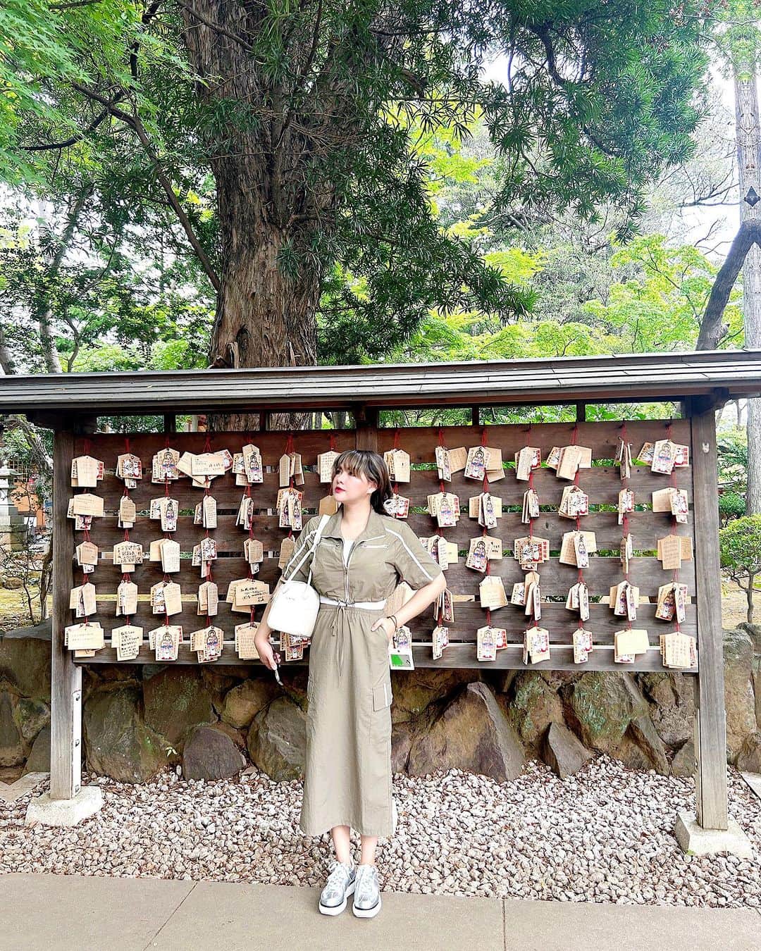 Vicky Shuのインスタグラム：「Diculik @hitori.hiroyuki Blusukan ke Shofuku-Den ( Gotokuji ) atau yang dikenal juga sebagai Manekineko Temple yang ada Setagaya City..  Jadi awal mula dibangun Temple ini konon ceritanya, pada suatu hari, seorang raja dalam perjalanan kembali dari berburu diberi isyarat oleh seekor kucing di gerbang kuil dan memutuskan untuk mampir. Saat menghabiskan waktu di kuil, tiba-tiba terdengar guntur dan hujan mulai turun. Setelah keluar dari hujan petir dan mengobrol menyenangkan dengan pemimpin kuil, sang raja terkesan dengan keberuntungan yang dibawa kucing itu. Penguasanya adalah Naotaka Ii, penguasa wilayah Hikone.  #perjalananvickyshu #japan #manekineko  #setagaya #gotokuji #shofukuden」