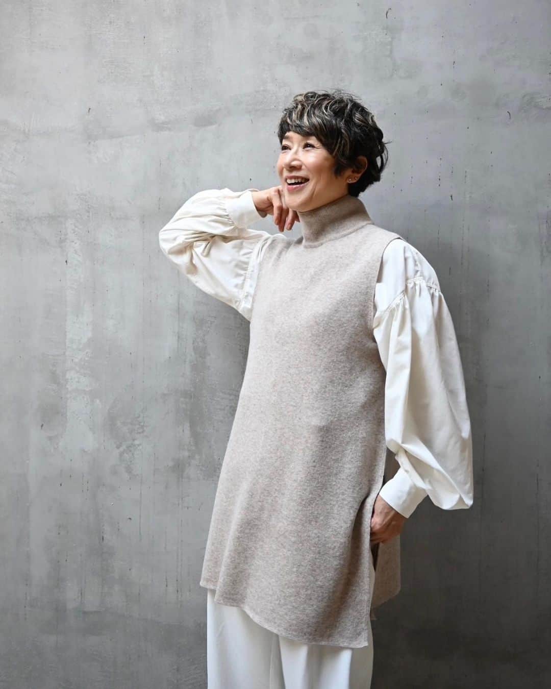 黒田知永子さんのインスタグラム写真 - (黒田知永子Instagram)「. beige × white って優しい印象で好き☺︎ 10月発売のニットジレの新色ベージュと袖がたっぷりしたブラウスを合わせてみました。 新色はこのベージュと薄いグレーです🩶 ジレって色々なコーディネートに合わせやすくて便利ですよね〜🤗  #毎年好評いただいております 🫶 #yunahica_chieko  #ニットジレ #黒田知永子 #chiekokuroda」9月22日 9時14分 - kuroda_chieko