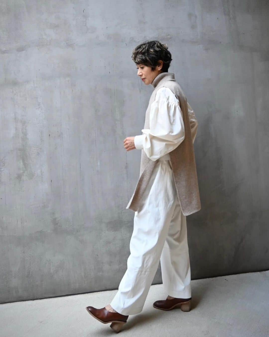 黒田知永子さんのインスタグラム写真 - (黒田知永子Instagram)「. beige × white って優しい印象で好き☺︎ 10月発売のニットジレの新色ベージュと袖がたっぷりしたブラウスを合わせてみました。 新色はこのベージュと薄いグレーです🩶 ジレって色々なコーディネートに合わせやすくて便利ですよね〜🤗  #毎年好評いただいております 🫶 #yunahica_chieko  #ニットジレ #黒田知永子 #chiekokuroda」9月22日 9時14分 - kuroda_chieko
