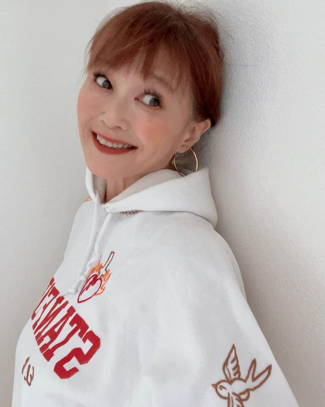 のインスタグラム：「急ぎ脚で秋があなたを見つけようとしている。  #embroidery #embroiderysweatshirt  #fashion #fashionphoto #lovefashion  #befree  #lifeisbeautiful  #smile」