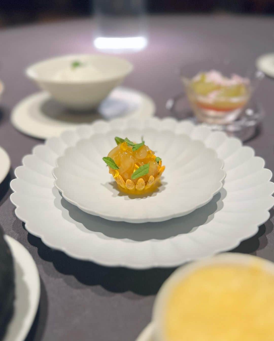 のインスタグラム：「愛してやまない @lacime_japan さんへ。  ⚠️下記長文です  ________________________________  NIZI Project ミッション3 チームバトル（わたしの中での歴代1の神回）でJYP大先生が、MAKOのパフォーマンスをこう評価しました（なんの話😂）  「MAKOさんは本当に素敵です。もう素敵ですとしか言いようがありません。歌い出す前、MAYUKAさんの後ろからMAKOさんの顔が見えた時に『다 됬다（かんぺきだ）』と思いました」  ラシームのダイニングルームに入った途端に背筋が伸びるような、ほどよい緊張感。最初のお料理が出てきた途端に다 됬다と感じる視覚的な何か。そう感じさせてくれる凄みは、毎日の積み重ねなんだろうな…。  MAKOの日々の努力が、ミッションごとにJYPを驚かせたように、毎回2度と出会えない一期一会のお料理の裏には、目に見えない積み重ねがどれだけあるんやろうな...。ラシームは僕にとってのMAKO やなぁ（なんの話😂）  と、何が言いたいのかというところですが、大好きです🫶🫶🫶というご報告でした😂😂  （一生片思い🥺🥺🥺）」