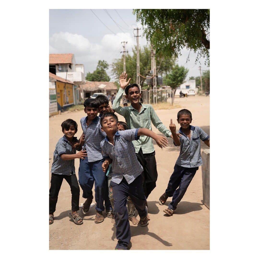 のインスタグラム：「インドの子供たちは、カメラが大好きだ。 道を歩いていると、目が合うだけでこんなことになる。 思えば、好んで子供を撮ることは少なかった。 嫌いではないけど、特に好きでもない。 だけど、こうして見ると、やはり撮っておいて良かったと思う。 撮らされているんだけどね。  #gujarat  #katch  #buji」