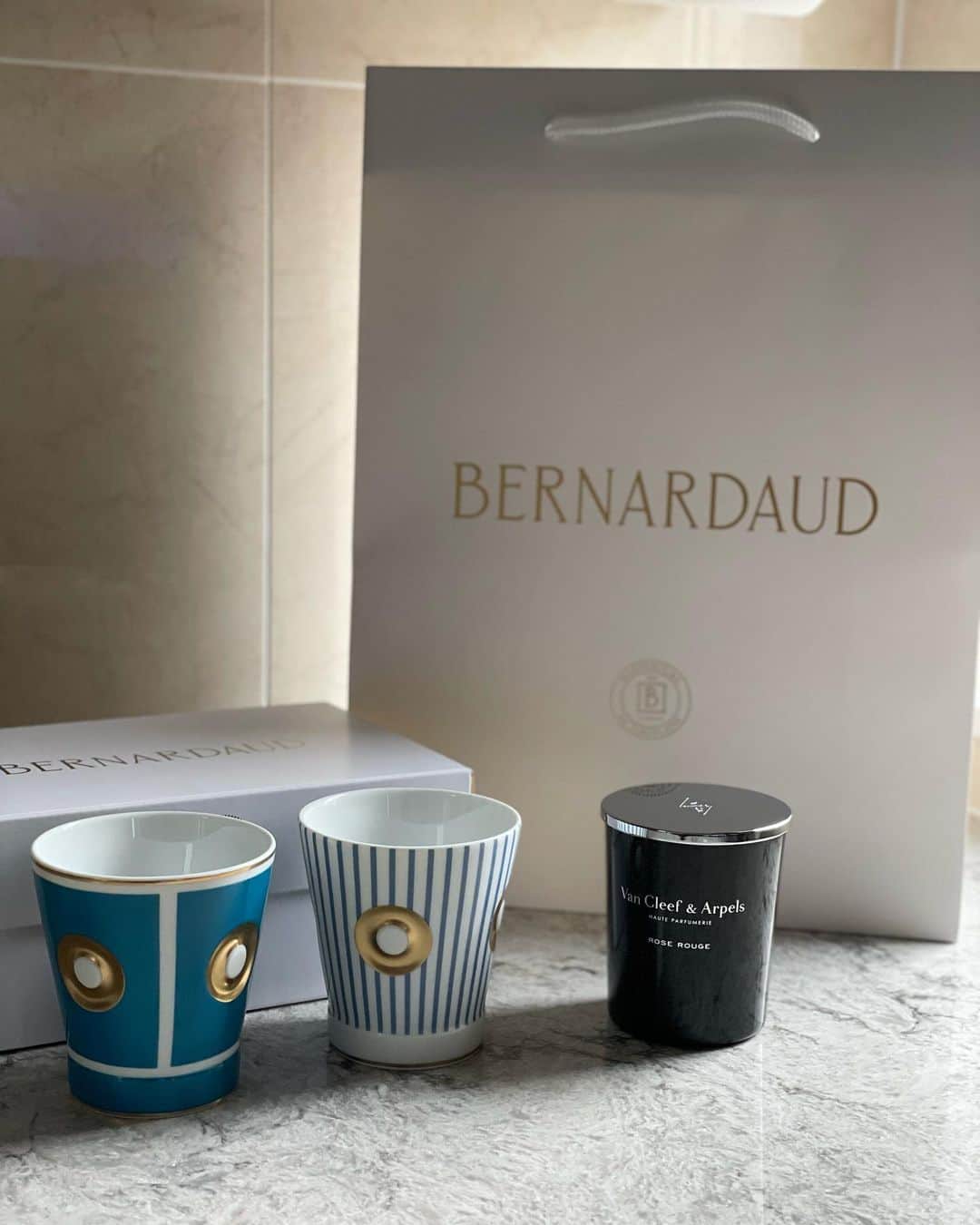田中麻衣のインスタグラム：「From  @vancleefarpels 🩵🩵  最近、 キャンドル、ヒーリングミュージック、ハーブティー、アロマなどなど わかりやすい''癒しグッズ''に惹かれるわたし。  日々慌しく過ぎていき、 妊娠中ということもあり、身体はいつもより疲れやすい気が...  そんなことも言ってられないので、 できることで日々自分を労り、癒しています。  @vancleefarpels から キャンドルとゴブレットのセットをいただきました。  このタイミングに、とってもうれしいギフトです。  ありがとうございました。」