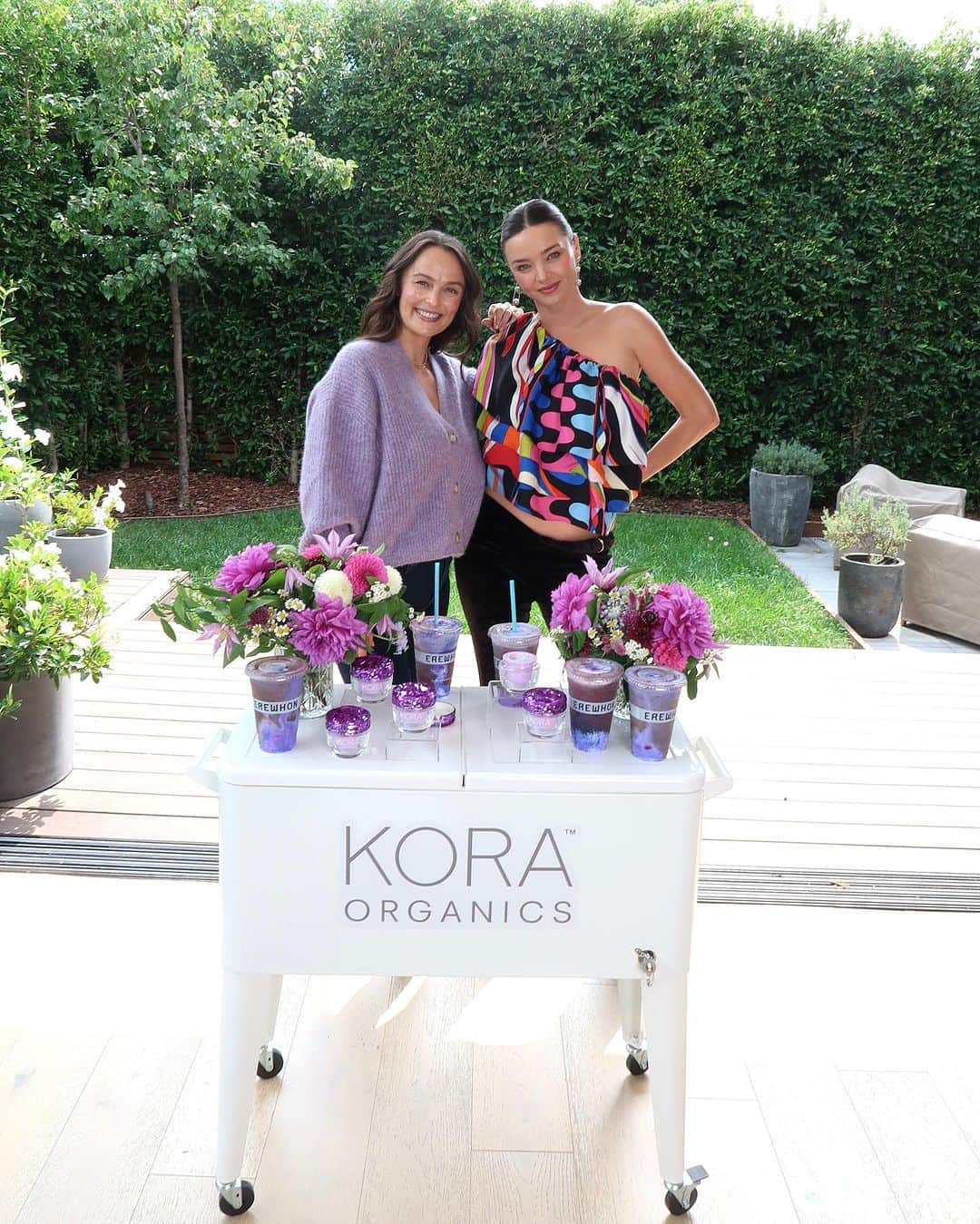 ミランダ・カーさんのインスタグラム写真 - (ミランダ・カーInstagram)「3 days and 11 smoothies later 💜🌈🤰🏻  Thank you to my wonderful friends who helped celebrate the launch of @koraorganics Plant Stem Cell Retinol Alternative Moisturizer and KORA Glow @erewhonmarket smoothie!」9月22日 9時26分 - mirandakerr