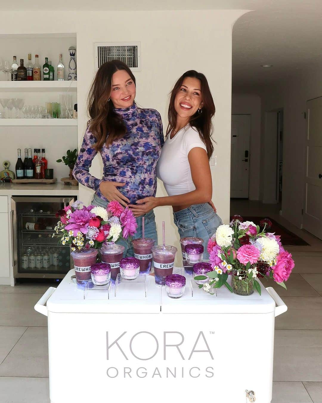 ミランダ・カーさんのインスタグラム写真 - (ミランダ・カーInstagram)「3 days and 11 smoothies later 💜🌈🤰🏻  Thank you to my wonderful friends who helped celebrate the launch of @koraorganics Plant Stem Cell Retinol Alternative Moisturizer and KORA Glow @erewhonmarket smoothie!」9月22日 9時26分 - mirandakerr