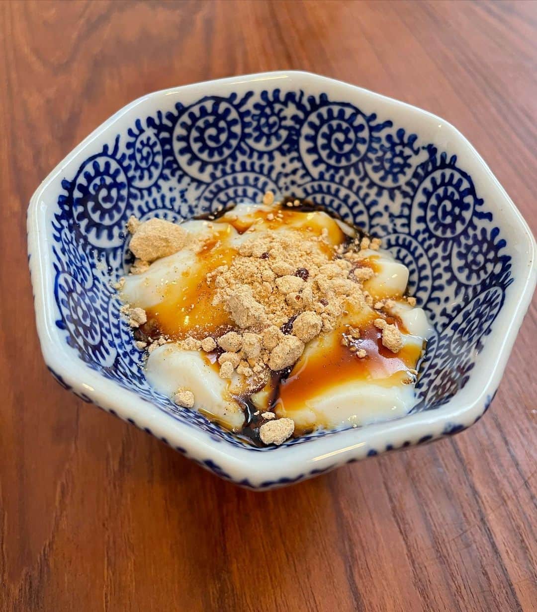 楊原京子のインスタグラム：「あまりに美味しかったので、 作り方を教えてもらった、 豆乳プリンを早速作りました。 さっぱり豆乳プリンに、 黒糖、黒蜜、きなこの甘みがたまらなくて...🍮  満を持して、3歳児息子にあげたら...口に入れて暫く考えたあげく『オエッ!!』と言われた。笑 朝から言ってくれるぜ。 1歳の娘も、二口目から首を振るように...笑　 なんと。嘘がない美しき子供の反応!!😂  豆乳プリン、黒蜜がけは大人の味なのか。 夫は好きだったみたいで救われた。 これなら私は、夜だって気にせず、 いくらでも食べれる。。。  食欲の秋到来🍂 ・ ・ #手作り　#ヘルシースイーツ  #豆乳プリン　#甘味 #食欲の秋」