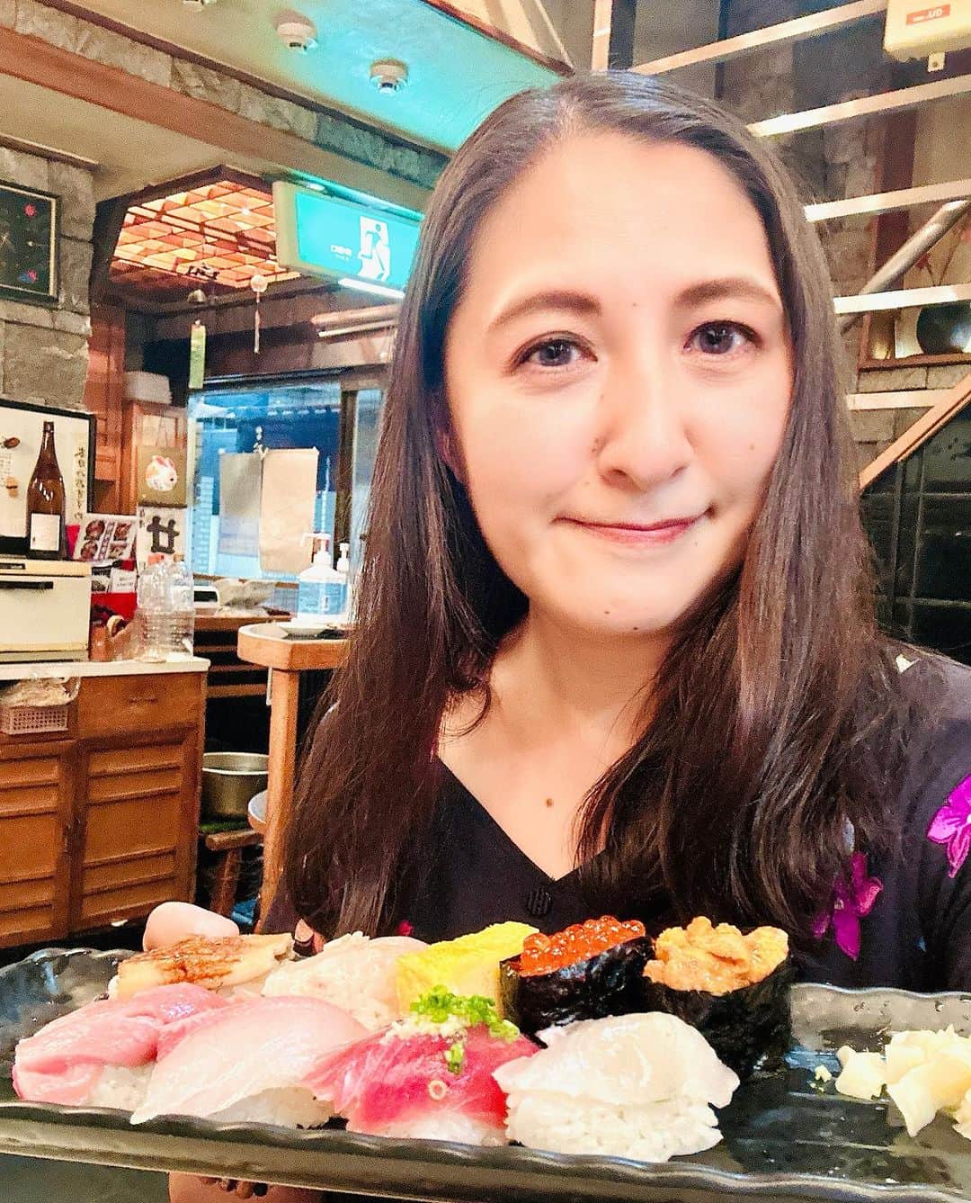 大越かず江のインスタグラム：「✨お寿司屋屋さん=͟͟͞͞🍣✨  神田 江戸銀さんにてᵒᔆᵘᙚᑋⁱ🍣💕  回らないお寿司屋さんに行ってきました🍣💕 シャリとネタのバランス最高(*｀ω´)b💛 幸せなひと時を過ごせる場所🍀✨  またひとつ 大好きなお店が増えました(*´꒳`*)ﾟ*.・♡  今日も幸せいっぱい💛💛💛 元気いっぱい٩(๑❛ᴗ❛๑)۶  がんばろー- ̗̀✊🏻 🔥❤✊🏻 ̖́-  ✨✨✨✨✨✨✨✨✨✨✨✨✨✨✨✨  ✨Sushi restaurant = ͟͟͞͞🍣✨  Kanda At Edo Ginsan ᵒᔆᵘᙚᑋⁱ🍣💕  I went to a sushi restaurant that doesn't go around 🍣💕 Great balance of rice and toppings (*｀ω´)b💛 A place where you can spend happy moments 🍀✨  I have added another shop that I love (*´꒳`*)ﾟ*.・♡  Full of happiness today too 💛💛💛 Full of energy٩(๑❛ᴗ❛๑)۶  Good luck- ̗̀✊🏻 🔥❤✊🏻 ̖́-  ✨✨✨✨✨✨✨✨✨✨✨✨✨✨✨✨   #江戸銀  #神田  #九段下グルメ  #寿司屋  #🍣 #幸せな時間 #美  #生きる意味 #sexy #セクシー系 #写真好きな人と繋がりたい #女優好きな人と繋がりたい #美意識人と繋がりたい #幸福 #happy #東京 #tokyo #日本 #japan  #美魔女モデル #actress  #資格マニア  #スマイル #笑顔 #followforfollowback #ポートレート女子 #loveyou #仲間募集  #空が好きな人と繋がりたい」