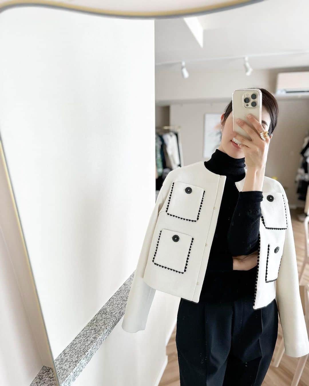 のインスタグラム：「・ 軽くて暖かくてストレッチもきいていて、コートの中に着てもストレスにならないジャケットトップス🤍🖤  ぽこぽこのパイピングも、ステッチ模様のボタンにあえて配色でクロスにしたボタン糸も、内側のパイピングも好きが詰まっております⚫️⚪️」