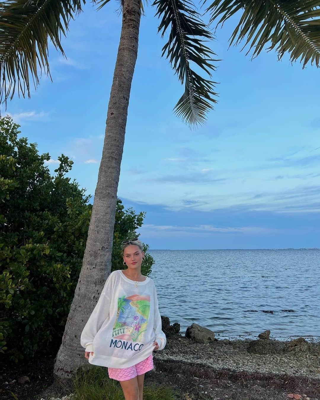 のインスタグラム：「Summers not over YET - @evecohenn giving us all of the vacation cozy vibes in our Scenic Roadtrip Sweatshirt ⁠ ⁠ #wildfoxcouture ⁠」