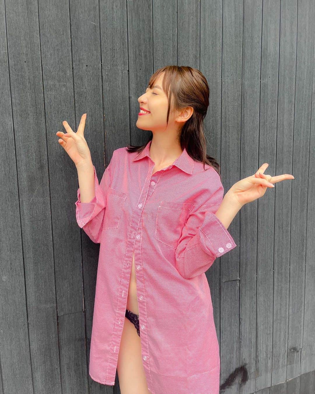 船岡咲のインスタグラム：「✿ ⁡ ✿ ⁡ ⁡ グラビアの撮影でした♡♡ ⁡ スタッフさんたちと何年ぶりかに 再会したんだけど、変わらずあたたかくて 最高にハッピーな現場でした⸜❤︎⸝ ⁡ ⁡ 衣装もヘアメイクも全部おしゃかわで ⁡ お知らせ解禁されたらみんなに 見てもらいたいです🌸 ⁡ ⁡ 年内には見てもらえると思うので お楽しみに〜〜！ ⁡ ⁡ 同い年女性のマネージャーさんが オフショット撮影の天才で めちゃくちゃ写真載せたいけど もう少し我慢っ！！！！ ⁡ ⁡ ⁡ ⁡ ⁡ ⁡ #gravure #japanesegravure #instagravure #gravureidol  #グラビア #グラドル #グラビアアイドル  #撮影 #おしゃかわグラビア」