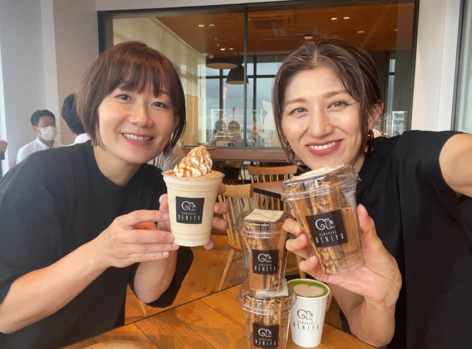 佐野優子のインスタグラム：「. おすぎさんと、 作ってる工程見れる胡桃っ子カフェへ☕️ . 台風かと思うくらいの強風に煽られながらだったけど、 リフレッシュできたぁ😚 . #杉山祥子  #同級生  #横浜  おすぎの庭 @sugisck  また遊ぼうね♡」