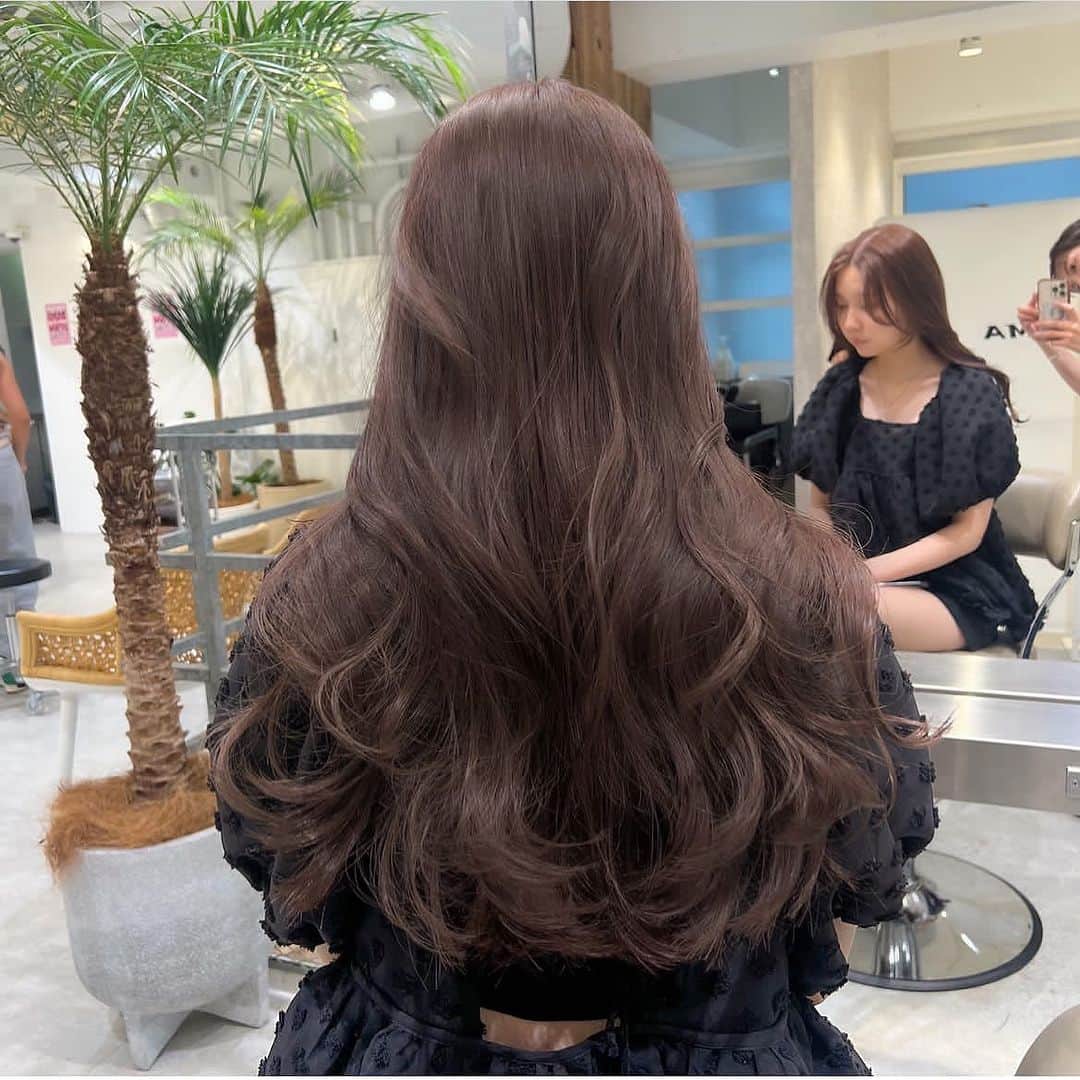 古賀美紀のインスタグラム：「新色 ほんのりラベンダーな  「 #マロンブラウン　❤︎」  現在の明るさより明るくしたい方、地毛からのカラーのお客様はダブルケアカラー  選択お願いします♡  【set menu】 ♡前髪カット＋ケアカラー ¥14000~  ♡バングカット顔周り＋プレミアムケアカラー ¥16200~  ♡カット＋ケアカラー ¥16100~  ♡カット＋プレミアムケアカラー¥18300~  ♡カット＋ダブルケアカラー ¥25300~  ♡ケアカラー＋トリートメント　¥18400~  ♡プレミアムケアカラー＋トリートメント　¥20600~  ※top stylist指名料＋500 ※カットなしのメニューの場合 シャンプーブロー代¥2700 ※学割10%off  〜はレングス料金含む」
