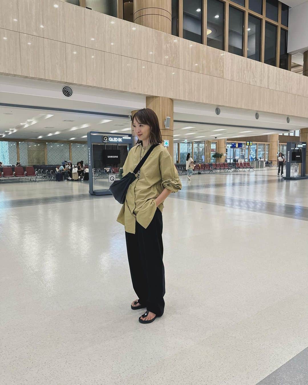 野尻美穂さんのインスタグラム写真 - (野尻美穂Instagram)「日本よりはちょっとマシだったけど、それでも日差しと湿度があった韓国。とにかく動きやすく、でもこなれもある見え方にしたいから、waiの服は大好きなんだ！ まだ暑いけどね、知ってもらえたら嬉しいです☺️  私の家族は汗っかきなので、最終日の2人はスポーツウェアみたいだった😂  #korea #wai_ships」9月22日 9時50分 - miho_cocoa