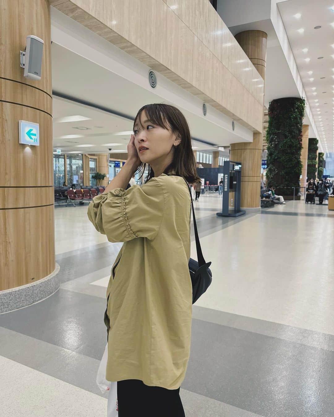 野尻美穂のインスタグラム：「日本よりはちょっとマシだったけど、それでも日差しと湿度があった韓国。とにかく動きやすく、でもこなれもある見え方にしたいから、waiの服は大好きなんだ！ まだ暑いけどね、知ってもらえたら嬉しいです☺️  私の家族は汗っかきなので、最終日の2人はスポーツウェアみたいだった😂  #korea #wai_ships」