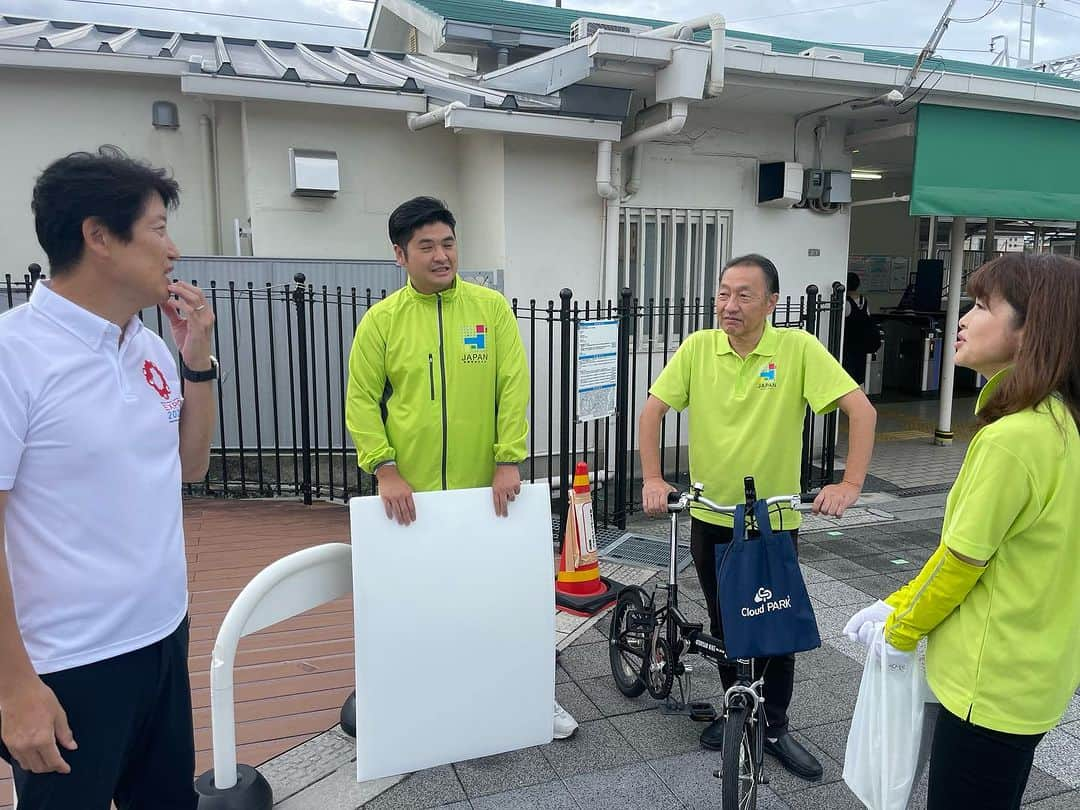 足立康史さんのインスタグラム写真 - (足立康史Instagram)「今朝は #大阪維新の会 統一行動デー  能勢町は上杉口で太田祐介町議と、箕面市は桜井駅で堀江ゆう府議、神代しげちか市議、山根ひとみ市議と、ご挨拶を申し上げました。 #日本維新の会」9月22日 9時53分 - adachiyasushi