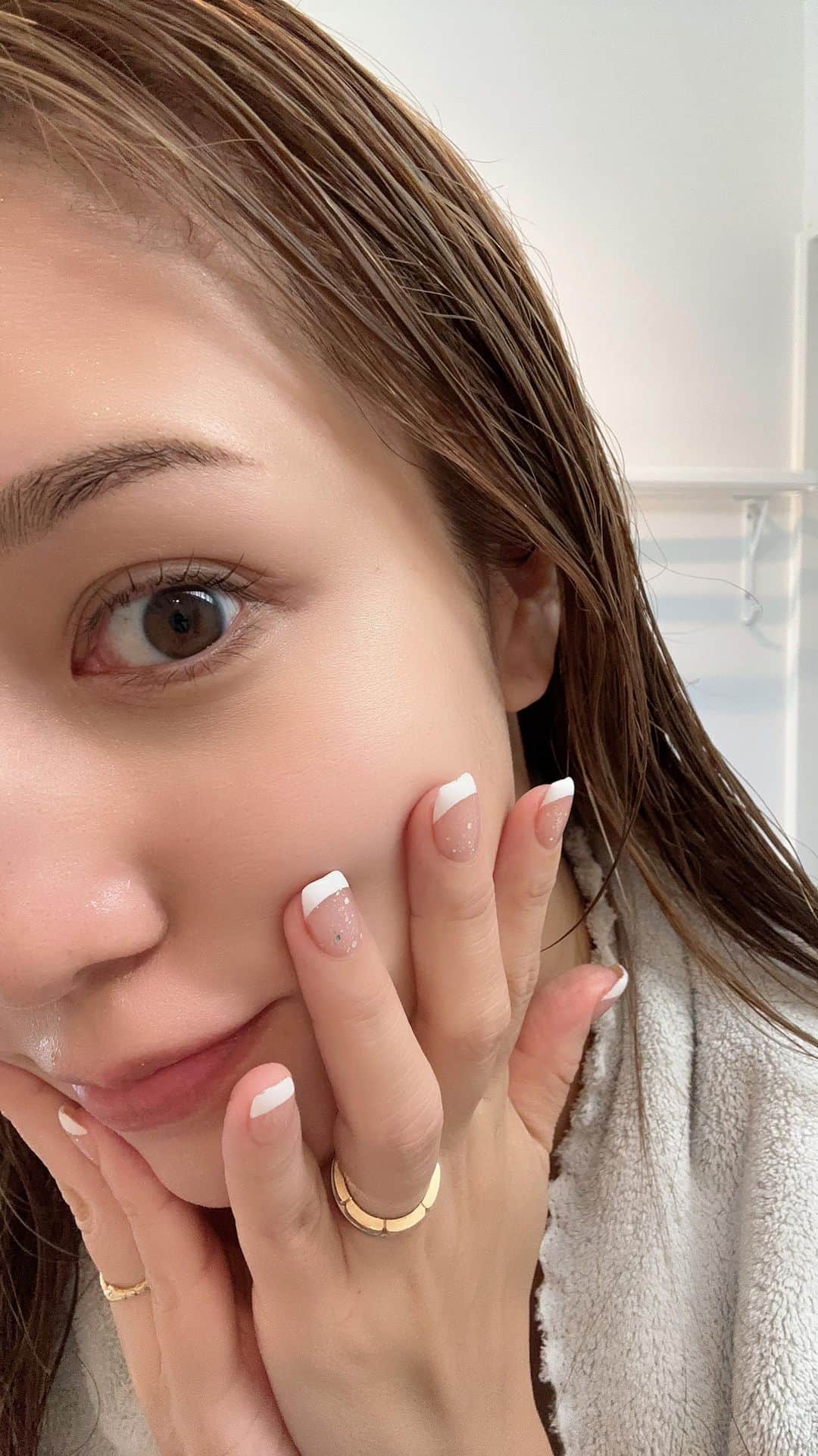 丸高愛実のインスタグラム：「肌ラボ 極潤プレミアム ヒアルロン液 ハダラボスーパーモイスト化粧水 c 🤍💛 とろ〜んとした濃厚なテクスチャーなのにすーっと肌に馴染んでくれて 重ね付けする度、うるおってもっちりするの🥰  みんなもチェックしてみてね〜🌻  #PR #ロート製薬 #肌ラボ #極潤プレミアム #スキンケア #ヒアルロン酸  #肌待望のあたらしいうるおい #化粧水」