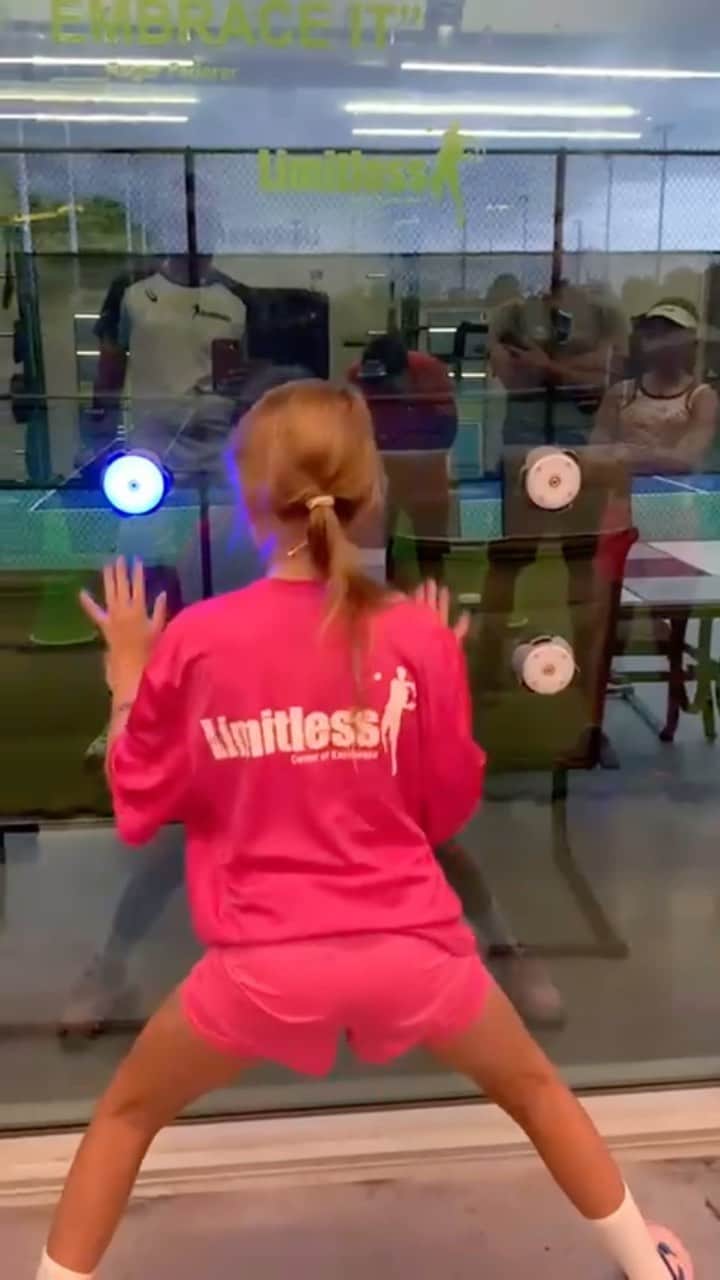 ブライアン兄弟のインスタグラム：「Rainy days at @limitless_tennis.」