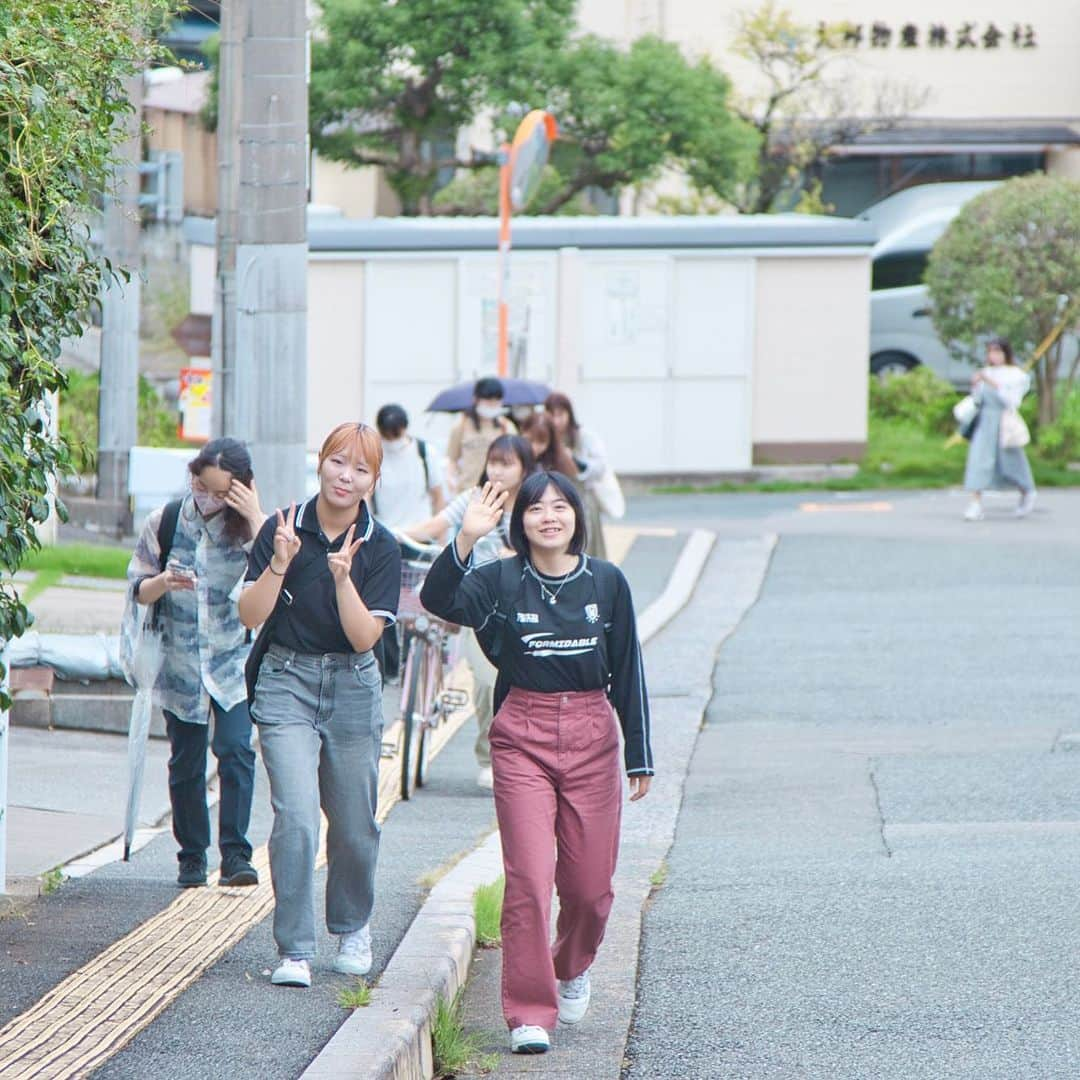 福岡女子短期大学さんのインスタグラム写真 - (福岡女子短期大学Instagram)「💠1/365 Days  こんにちは #福岡県 #太宰府市 は曇り☁️ 気温は24℃です🐨 今日から講義開始！ 通学風景を撮ってみました☺️ 撮影に協力いただいた皆様 ありがとうございました✨  ▶️福女短の1時限は9時スタート 通学する学生の皆さんは 8時30分〜8時50分ぐらいに 到着目指して通学してます👟  ーーーーーーーーーーーーーー #福岡女子短期大学 #スナップ写真  #ストリートスナップ #写真好きな人と繋がりたい  #福女短スナップ #キリトリセカイ #福岡カメラ部 #オータムカラー #福岡カメラ女子 ーーーーーーーーーーーーーー」9月22日 9時57分 - fukuoka_wjc