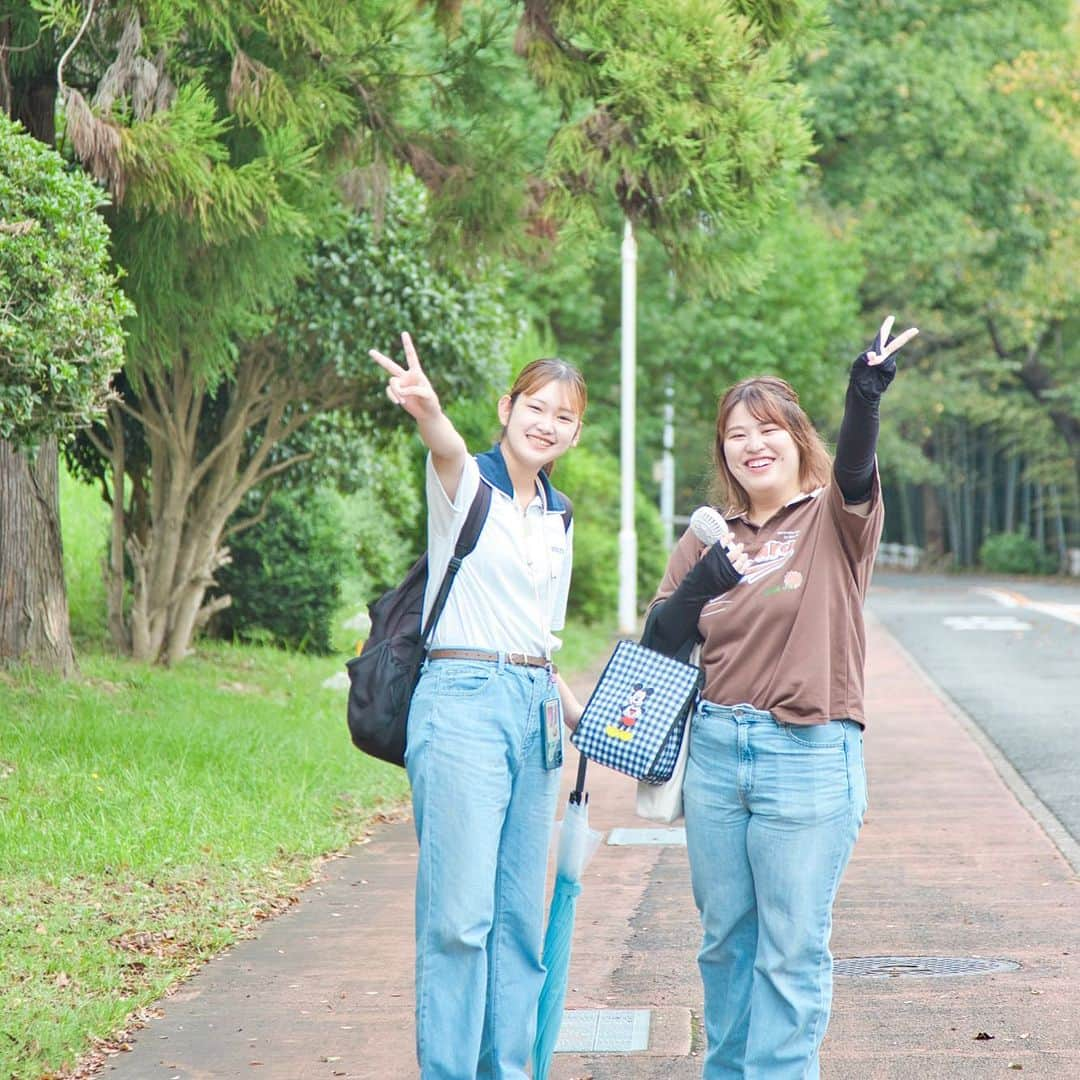 福岡女子短期大学さんのインスタグラム写真 - (福岡女子短期大学Instagram)「💠1/365 Days  こんにちは #福岡県 #太宰府市 は曇り☁️ 気温は24℃です🐨 今日から講義開始！ 通学風景を撮ってみました☺️ 撮影に協力いただいた皆様 ありがとうございました✨  ▶️福女短の1時限は9時スタート 通学する学生の皆さんは 8時30分〜8時50分ぐらいに 到着目指して通学してます👟  ーーーーーーーーーーーーーー #福岡女子短期大学 #スナップ写真  #ストリートスナップ #写真好きな人と繋がりたい  #福女短スナップ #キリトリセカイ #福岡カメラ部 #オータムカラー #福岡カメラ女子 ーーーーーーーーーーーーーー」9月22日 9時57分 - fukuoka_wjc