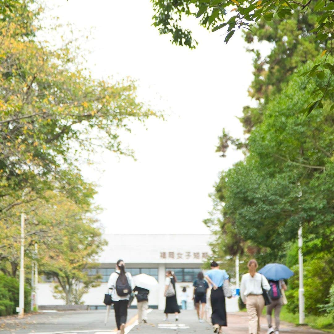 福岡女子短期大学さんのインスタグラム写真 - (福岡女子短期大学Instagram)「💠1/365 Days  こんにちは #福岡県 #太宰府市 は曇り☁️ 気温は24℃です🐨 今日から講義開始！ 通学風景を撮ってみました☺️ 撮影に協力いただいた皆様 ありがとうございました✨  ▶️福女短の1時限は9時スタート 通学する学生の皆さんは 8時30分〜8時50分ぐらいに 到着目指して通学してます👟  ーーーーーーーーーーーーーー #福岡女子短期大学 #スナップ写真  #ストリートスナップ #写真好きな人と繋がりたい  #福女短スナップ #キリトリセカイ #福岡カメラ部 #オータムカラー #福岡カメラ女子 ーーーーーーーーーーーーーー」9月22日 9時57分 - fukuoka_wjc