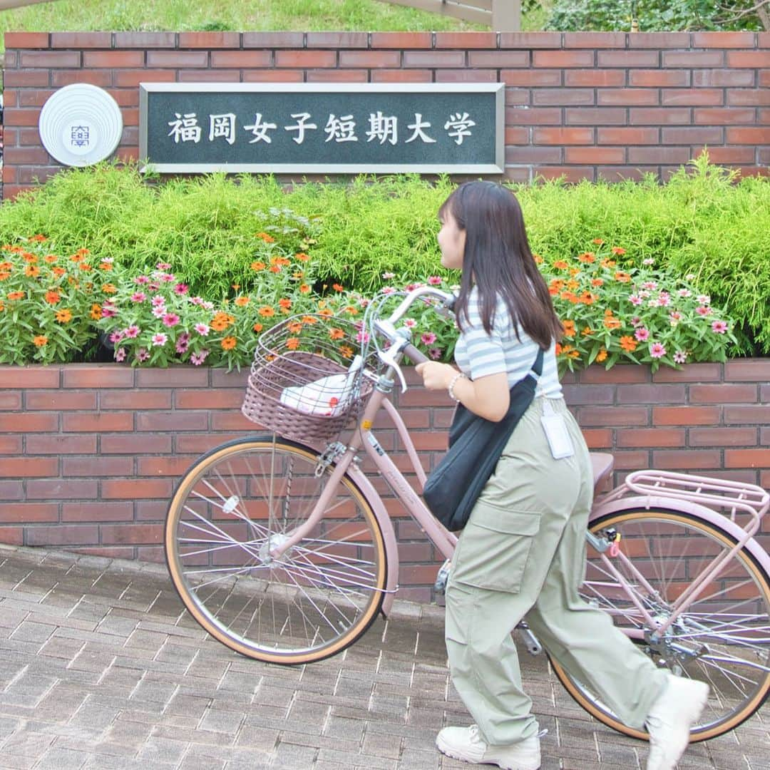 福岡女子短期大学さんのインスタグラム写真 - (福岡女子短期大学Instagram)「💠1/365 Days  こんにちは #福岡県 #太宰府市 は曇り☁️ 気温は24℃です🐨 今日から講義開始！ 通学風景を撮ってみました☺️ 撮影に協力いただいた皆様 ありがとうございました✨  ▶️福女短の1時限は9時スタート 通学する学生の皆さんは 8時30分〜8時50分ぐらいに 到着目指して通学してます👟  ーーーーーーーーーーーーーー #福岡女子短期大学 #スナップ写真  #ストリートスナップ #写真好きな人と繋がりたい  #福女短スナップ #キリトリセカイ #福岡カメラ部 #オータムカラー #福岡カメラ女子 ーーーーーーーーーーーーーー」9月22日 9時57分 - fukuoka_wjc