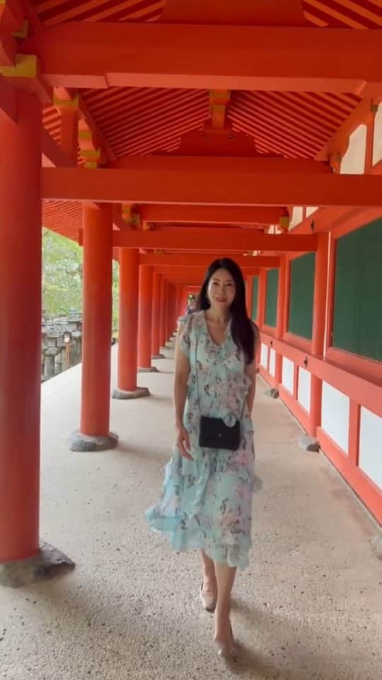 今堀恵理のインスタグラム：「SHEINの花柄のフリルワンピースで世界遺産である春日大社に😆  私が着てるワンピース 15492977 です。動くとより女性らしさが出るワンピースだよ❤️ ベージュサンダル 15167544  【SHEIN Live: Front Row 】 SHEINのライブFWファッションショーが9月25日の朝6時から9時まで。SHEINアプリ、TikTok、Twitter、YouTube、Facebook、Instagramで視聴出来ます💕  @shein_japan  @sheinofficial   是非秋/冬のファッションライブショーを見てみてね✨  割引クーポンも使って下さい ：23FWJP25  お買い上げ金額1～5,999円まではセール価格より15%OFF、6,000円以上は20%OFFが適用😍 利用期限：〜12月末日  です😉  #FrontRowLive  #SHEINfw23  #SHEINforAll  #ad」