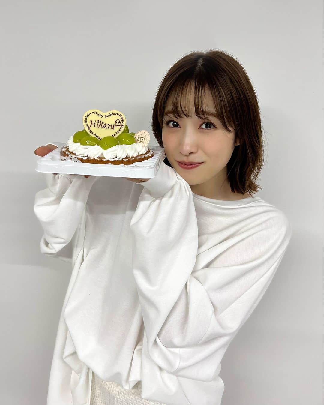 Rayのインスタグラム：「💚Happy Birthday HIKARU 💚  本日は、ひかるのお誕生日です🎂🎉 おめでとう💖 ちょっと前に撮影でお祝いしました🤍✨ ひかるにとって素敵な1年になりますように🌷  #髙橋ひかる #ひかる #ハッピーバースデー #happybirthday」