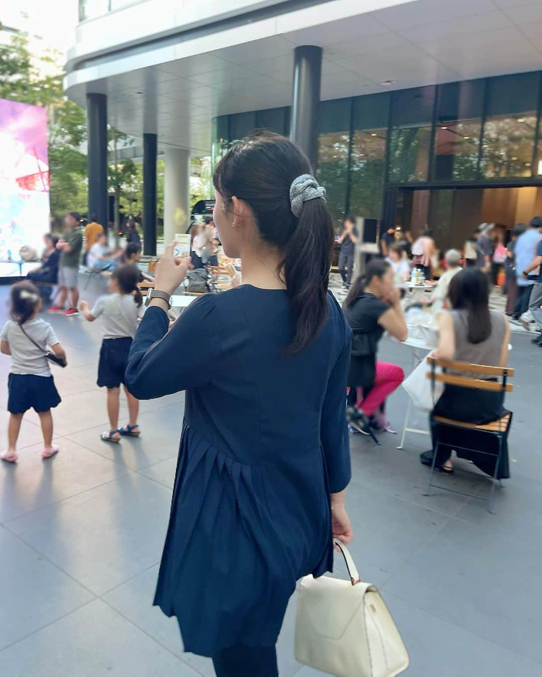 上野仁美さんのインスタグラム写真 - (上野仁美Instagram)「. ⁡ ネイビーアイテムは濃紺に近い方が好みです🙋‍♀️  @tiaclasse_official のブラウスは、サイドのプリーツが美しくて、歩くたびに揺れる感じが素敵なのです😌 ⁡ 少し涼しかったこの日は、長袖ブラウス一枚で快適に過ごせました🍁 足元見えていないけど、実は白スニーカー合わせ👟スニーカー合わせも上品に見せてくれるネイビーの魔法🧙🪄 ⁡ ⁡ ⁡ #tiaclasse #ティアクラッセ #秋コーデ #ネイビーコーデ #きれいめコーデ #大人カジュアル #チュニックコーデ #チュニック #プリーツブラウス」9月22日 10時03分 - hitomi0502_u