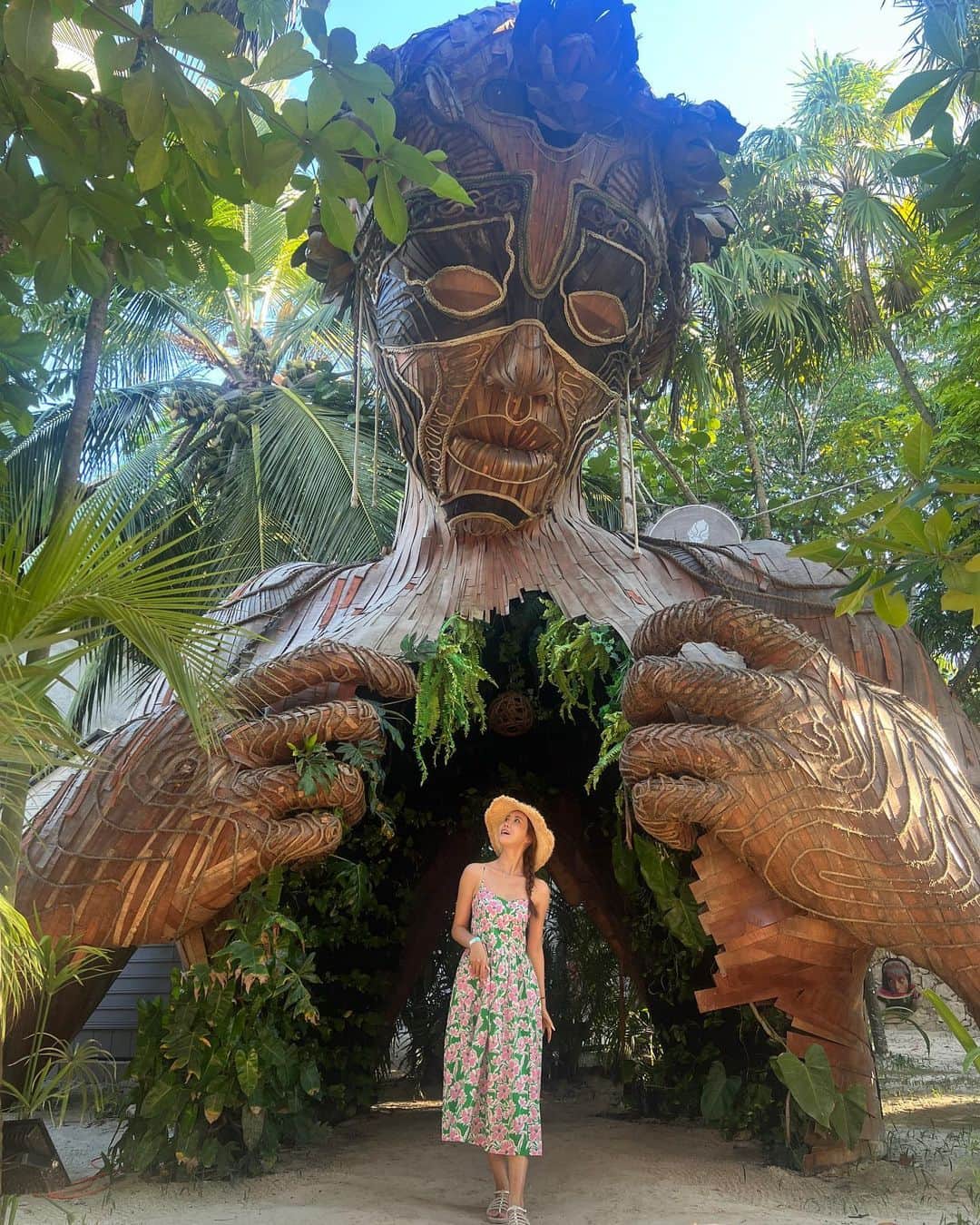 イ・ダヘさんのインスタグラム写真 - (イ・ダヘInstagram)「#cancun #tulum 가서 저녁먹기전 만난 거대한 이분 … 이곳은 이름도 어렵도다.. #esculturavenalaluzuz #mexico」9月22日 10時04分 - leedahey4eva
