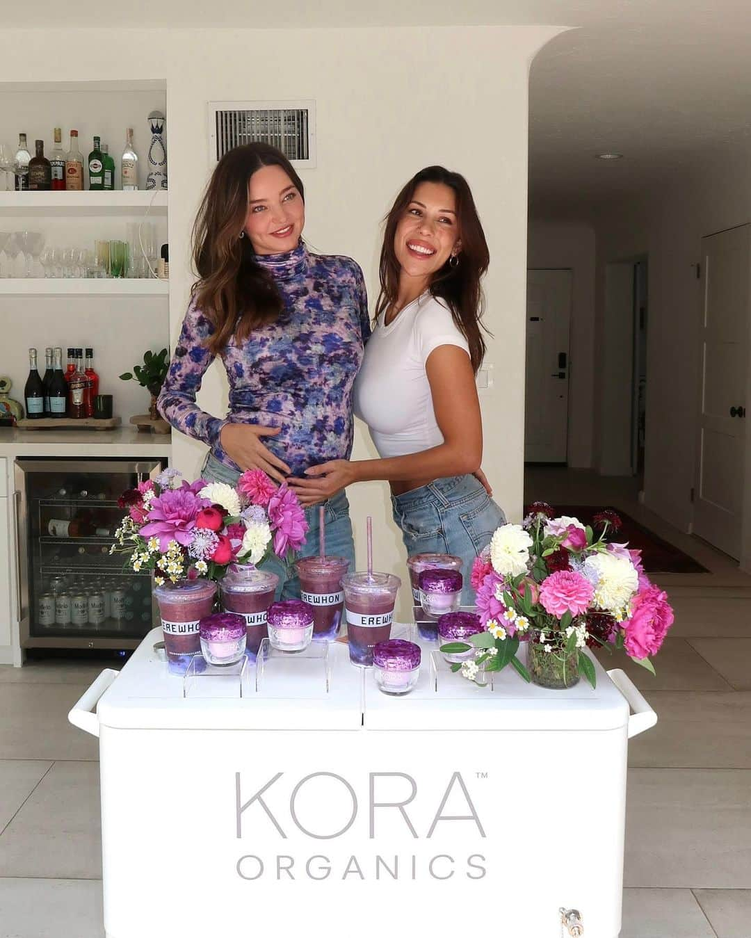 KORA Organicsさんのインスタグラム写真 - (KORA OrganicsInstagram)「Special delivery! Our Founder & CEO @mirandakerr has spent the last few days delivering plant-powered goodness to some of KORA’s longtime friends around LA. That includes our Plant Stem Cell Retinol Alternative Moisturizer and Miranda's limited-edition @erewhonmarket KORA Glow Smoothie. Swipe for a peek inside the fun!  P.S. if you're in SoCal and have yet to try Miranda's antioxidant-rich, skin-loving smoothie, head to your local Erewhon before 10/15 💜」9月22日 10時04分 - koraorganics