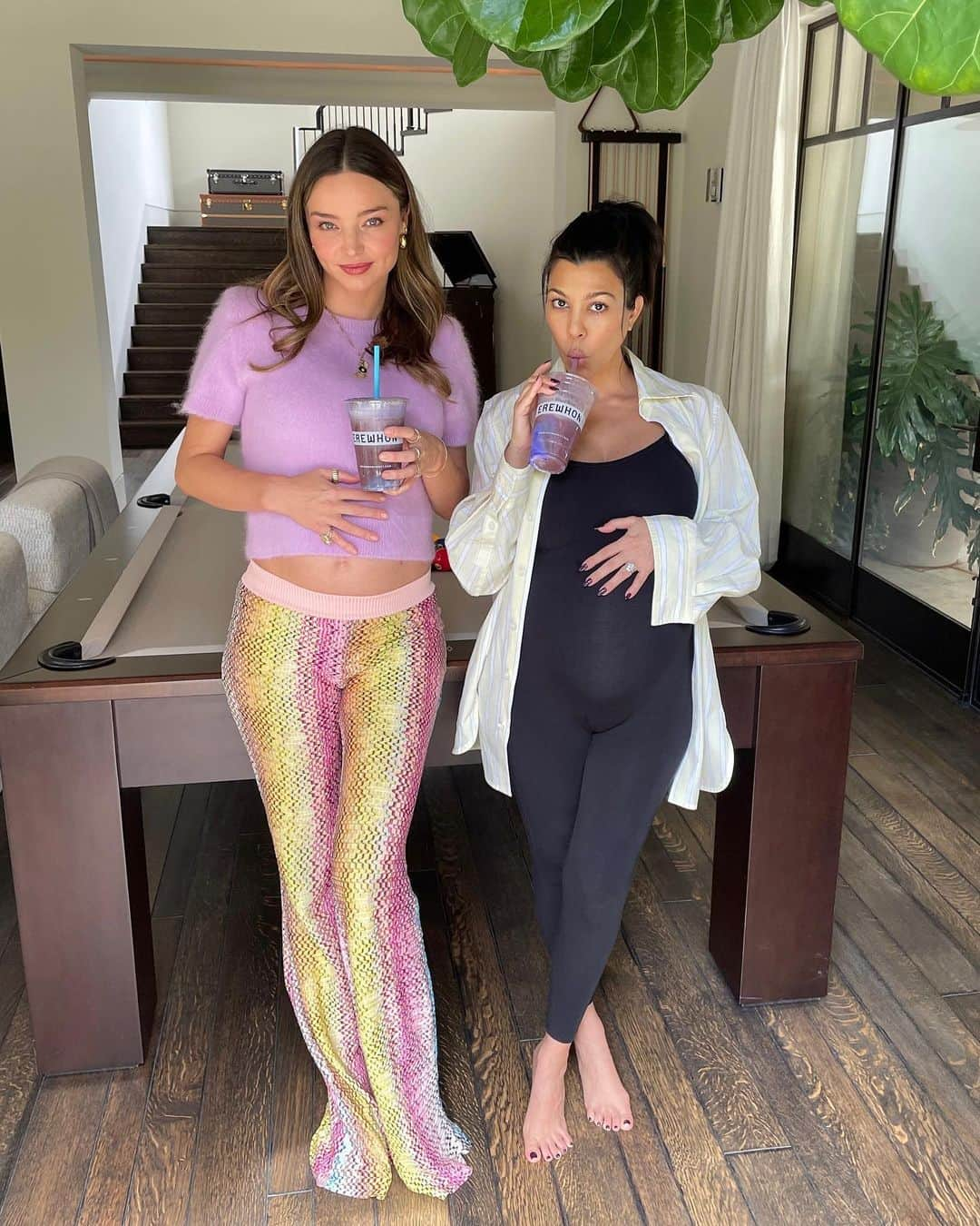 KORA Organicsさんのインスタグラム写真 - (KORA OrganicsInstagram)「Special delivery! Our Founder & CEO @mirandakerr has spent the last few days delivering plant-powered goodness to some of KORA’s longtime friends around LA. That includes our Plant Stem Cell Retinol Alternative Moisturizer and Miranda's limited-edition @erewhonmarket KORA Glow Smoothie. Swipe for a peek inside the fun!  P.S. if you're in SoCal and have yet to try Miranda's antioxidant-rich, skin-loving smoothie, head to your local Erewhon before 10/15 💜」9月22日 10時04分 - koraorganics