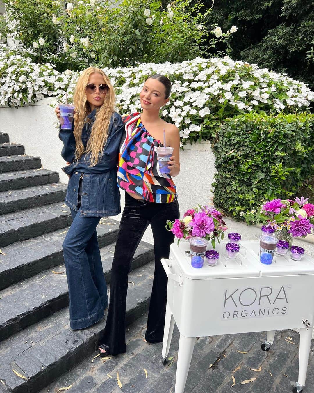 KORA Organicsさんのインスタグラム写真 - (KORA OrganicsInstagram)「Special delivery! Our Founder & CEO @mirandakerr has spent the last few days delivering plant-powered goodness to some of KORA’s longtime friends around LA. That includes our Plant Stem Cell Retinol Alternative Moisturizer and Miranda's limited-edition @erewhonmarket KORA Glow Smoothie. Swipe for a peek inside the fun!  P.S. if you're in SoCal and have yet to try Miranda's antioxidant-rich, skin-loving smoothie, head to your local Erewhon before 10/15 💜」9月22日 10時04分 - koraorganics