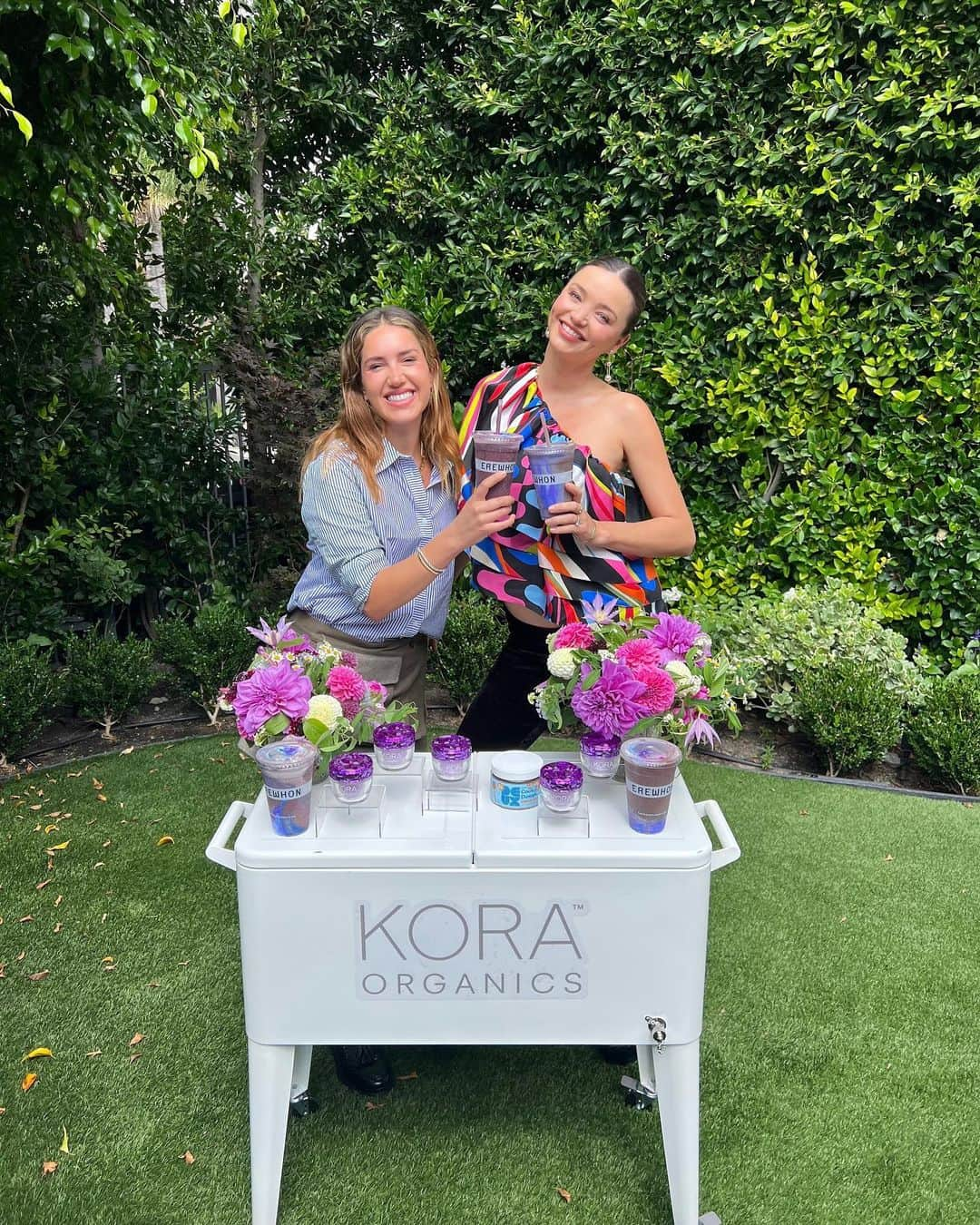 KORA Organicsさんのインスタグラム写真 - (KORA OrganicsInstagram)「Special delivery! Our Founder & CEO @mirandakerr has spent the last few days delivering plant-powered goodness to some of KORA’s longtime friends around LA. That includes our Plant Stem Cell Retinol Alternative Moisturizer and Miranda's limited-edition @erewhonmarket KORA Glow Smoothie. Swipe for a peek inside the fun!  P.S. if you're in SoCal and have yet to try Miranda's antioxidant-rich, skin-loving smoothie, head to your local Erewhon before 10/15 💜」9月22日 10時04分 - koraorganics