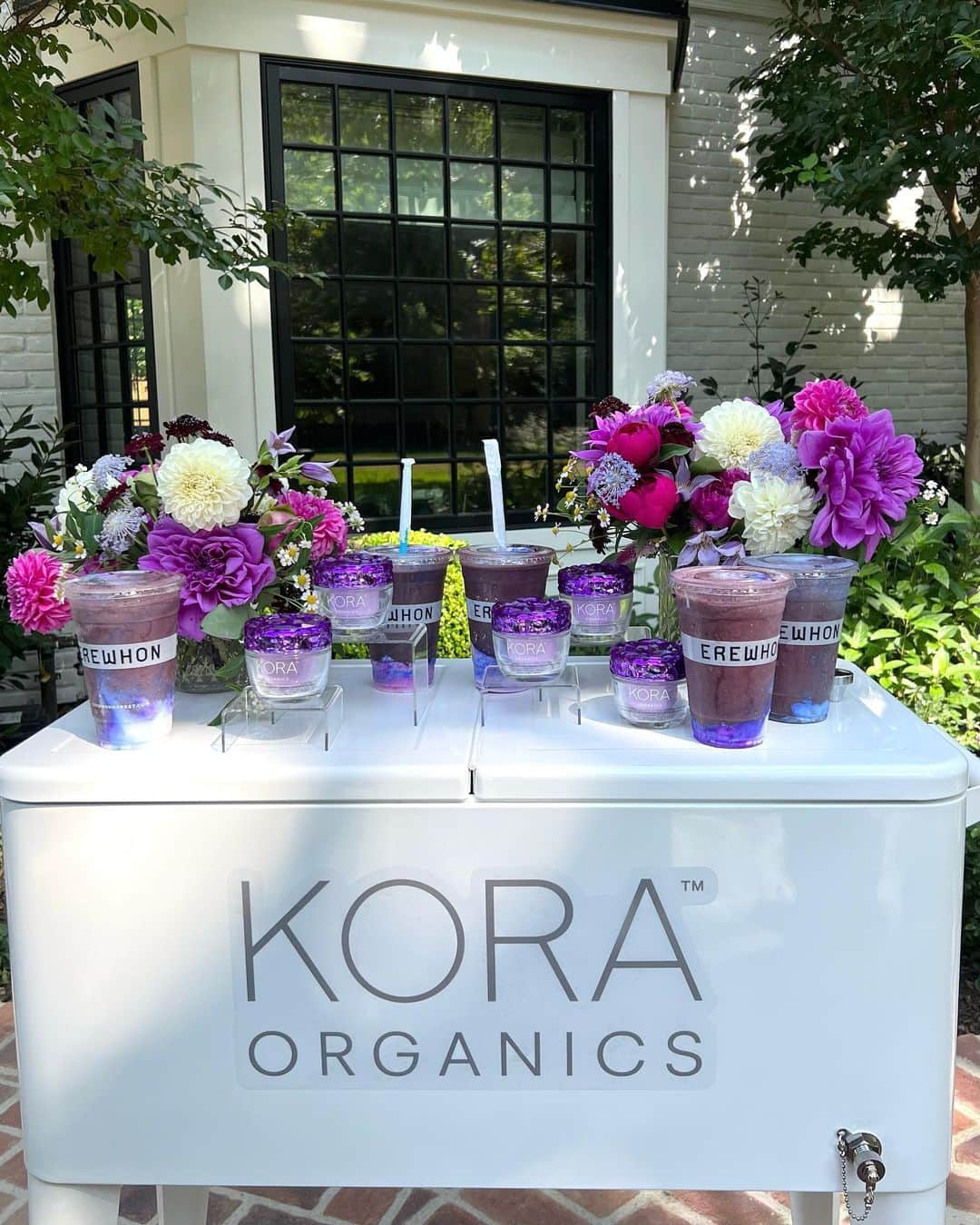 KORA Organicsさんのインスタグラム写真 - (KORA OrganicsInstagram)「Special delivery! Our Founder & CEO @mirandakerr has spent the last few days delivering plant-powered goodness to some of KORA’s longtime friends around LA. That includes our Plant Stem Cell Retinol Alternative Moisturizer and Miranda's limited-edition @erewhonmarket KORA Glow Smoothie. Swipe for a peek inside the fun!  P.S. if you're in SoCal and have yet to try Miranda's antioxidant-rich, skin-loving smoothie, head to your local Erewhon before 10/15 💜」9月22日 10時04分 - koraorganics