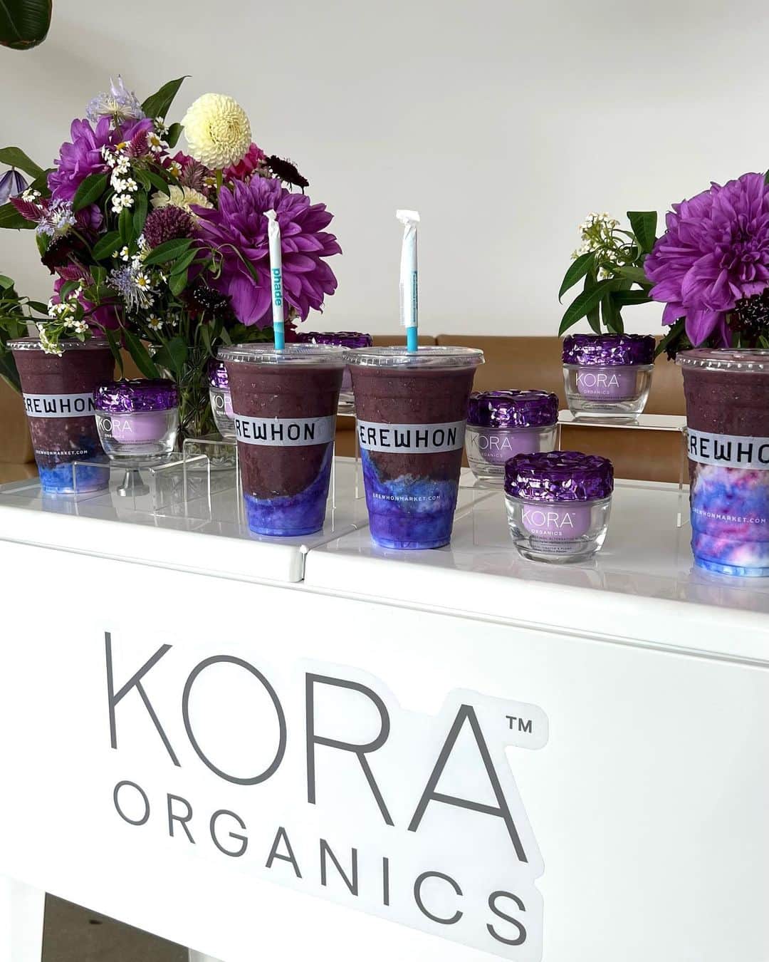 KORA Organicsのインスタグラム：「Special delivery! Our Founder & CEO @mirandakerr has spent the last few days delivering plant-powered goodness to some of KORA’s longtime friends around LA. That includes our Plant Stem Cell Retinol Alternative Moisturizer and Miranda's limited-edition @erewhonmarket KORA Glow Smoothie. Swipe for a peek inside the fun!  P.S. if you're in SoCal and have yet to try Miranda's antioxidant-rich, skin-loving smoothie, head to your local Erewhon before 10/15 💜」
