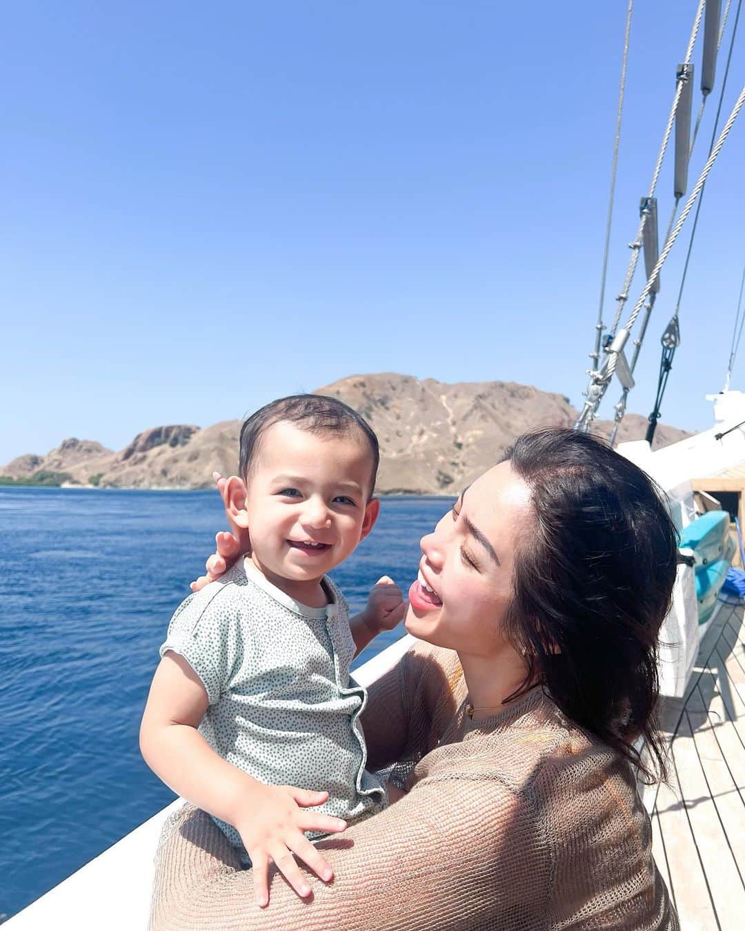 ジェシカ・イスカンダルさんのインスタグラム写真 - (ジェシカ・イスカンダルInstagram)「Interaksi bersama anak-anak di atas kapal tengah laut.  #jedar #elbarack #donverhaag #labuanbajo #indonesia #fyp」9月23日 11時55分 - inijedar