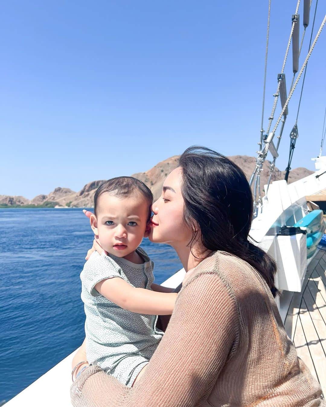 ジェシカ・イスカンダルさんのインスタグラム写真 - (ジェシカ・イスカンダルInstagram)「Interaksi bersama anak-anak di atas kapal tengah laut.  #jedar #elbarack #donverhaag #labuanbajo #indonesia #fyp」9月23日 11時55分 - inijedar
