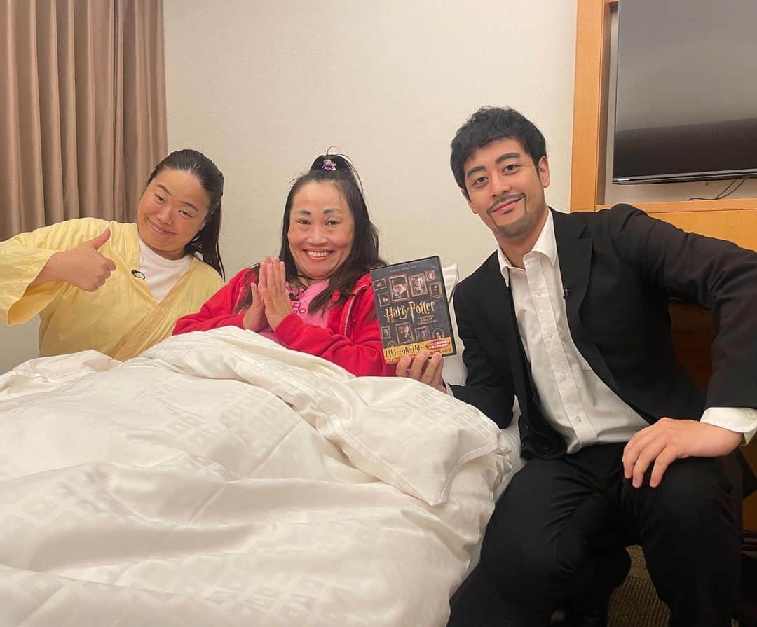 都留拓也のインスタグラム：「せやねんものまねVIVANTチームの思い出  ①すごい確率で半目になるドラムとなんか似て見えるジャミーン ②ドラム「薫さん好き」薫先生「はぁ？」 ③ノゴーンベキすぎる ④「よく…生きてた」「憂助…」 ⑤最終回あけみが生きてるエンディングバージョン ⑥ノコルも揃ったなぁ兄弟   #VIVANT #日曜劇場 #堺雅人 #阿部寛 #二階堂ふみ #松坂桃李 #役所広司 #二宮和也 #ものまね #あるある #家」