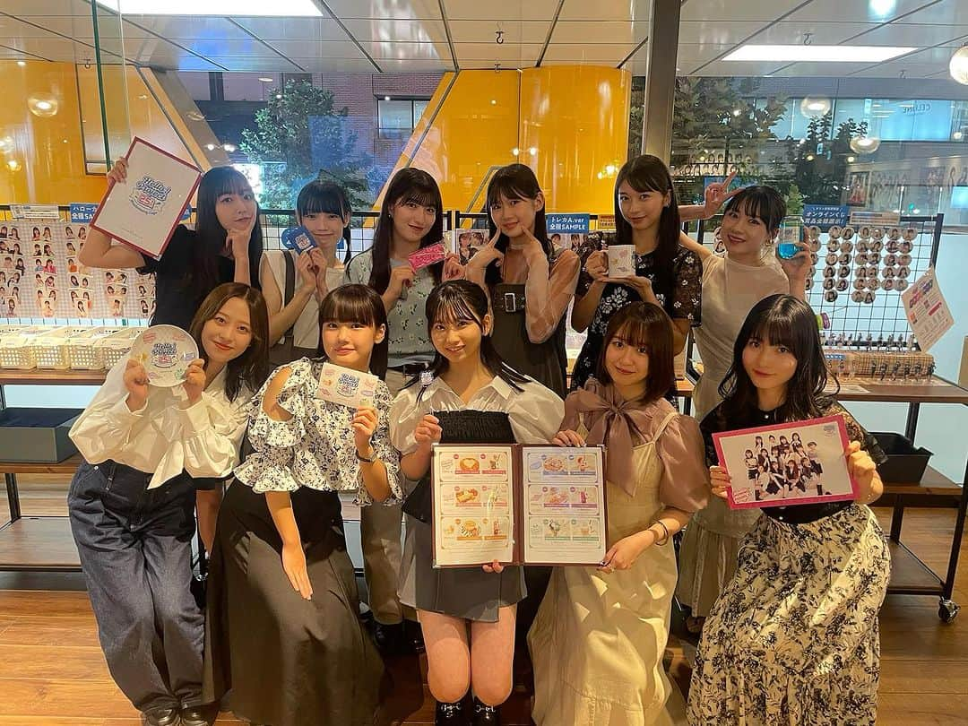 モーニング娘。’19のインスタグラム：「🍛☕️  本日 9/22 から！  ☕︎ TOWER RECORDS CAFE × Hello! Project ☕︎ 『 HELLO! PROJECT 25th Anniversary Cafe 』  スタートです👏🍽️  タワーレコードカフェ渋谷店さん📸 ひと足お先にお邪魔させて頂きました！  🗒️#モーニング娘23 考案メニュー🗒️ 踊れ！モーニングカレー(Updated)🍛 アイスるモーニングコーヒー🍨☕️  メンバー全員でこだわって考えたメニューです！ ご予約も受付中です🎶 ぜひお待ちしております！  #タワーレコードカフェ  #morningmusume23」