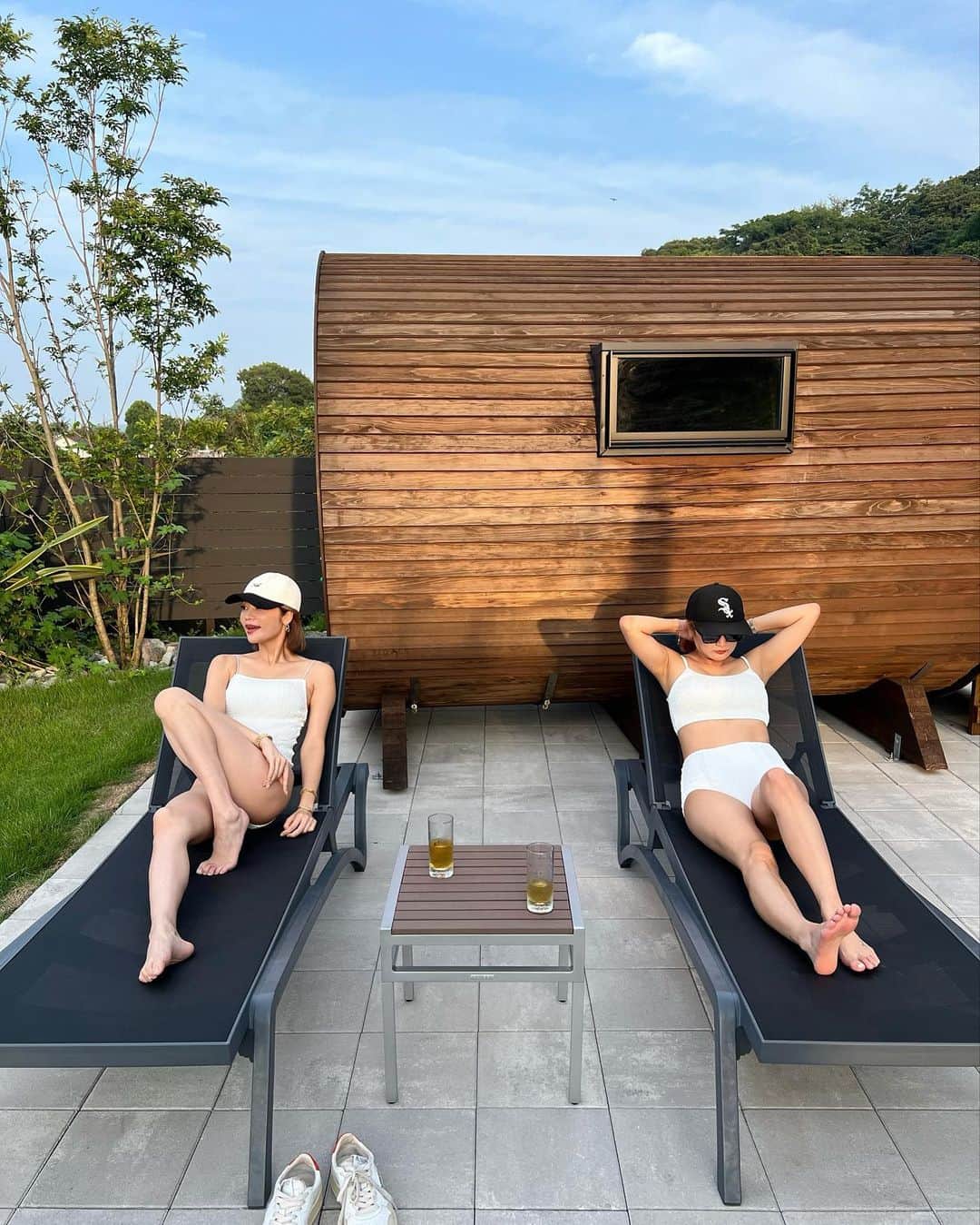 のインスタグラム：「ツインコーデ🤍 そしてノリノリで串を焼いてるの撮られていたw テーブルの散乱はお気にせず😂 バレルサウナからのプールが気持ち良すぎて、、 そんな非日常な朝活が出来て幸せでした☺️🤍 旦那さん、ピヨ氏のお世話ありがとね 📍@star_village_tateyama」